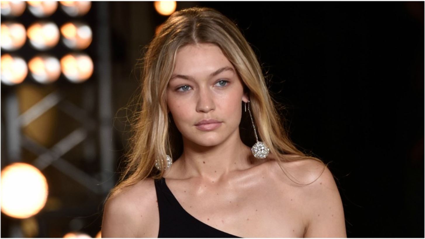 H Gigi Hadid &#x3BC;&#x3BF;&#x3B9;&#x3AC;&#x3B6;&#x3B5;&#x3B9; &#x3C0;&#x3C1;&#x3B1;&#x3B3;&#x3BC;&#x3B1;&#x3C4;&#x3B9;&#x3BA;&#x3AC; &#x3B1;&#x3B3;&#x3BD;&#x3CE;&#x3C1;&#x3B9;&#x3C3;&#x3C4;&#x3B7; &#x3C3;&#x3C4;&#x3B7; &#x3BD;&#x3AD;&#x3B1; &#x3B1;&#x3BD;&#x3BF;&#x3B9;&#x3BE;&#x3B9;&#x3AC;&#x3C4;&#x3B9;&#x3BA;&#x3B7; &#x3BA;&#x3B1;&#x3BC;&#x3C0;&#x3AC;&#x3BD;&#x3B9;&#x3B1; &#x3C4;&#x3BF;&#x3C5; Valentino