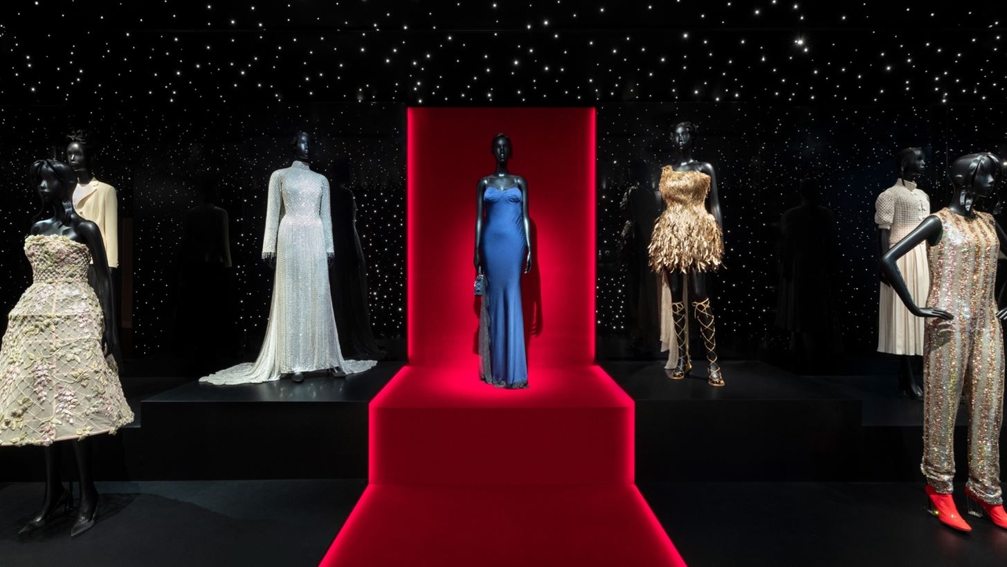 &#x3A4;&#x3B1; outfits &#x3C4;&#x3C9;&#x3BD; Celine Dion, Lady Gaga &#x3BA;&#x3B1;&#x3B9; Aya Nakamura &#x3B1;&#x3C0;&#x3CC; &#x3C4;&#x3B7;&#x3BD; &#x3C4;&#x3B5;&#x3BB;&#x3B5;&#x3C4;&#x3AE; &#x3AD;&#x3BD;&#x3B1;&#x3C1;&#x3BE;&#x3B7;&#x3C2; &#x3C0;&#x3C1;&#x3C9;&#x3C4;&#x3B1;&#x3B3;&#x3C9;&#x3BD;&#x3B9;&#x3C3;&#x3C4;&#x3BF;&#x3CD;&#x3BD; &#x3C3;&#x3C4;&#x3B7; &#x3BD;&#x3AD;&#x3B1; &#x3AD;&#x3BA;&#x3B8;&#x3B5;&#x3C3;&#x3B7; &#x3C4;&#x3B7;&#x3C2; La Galerie Dior