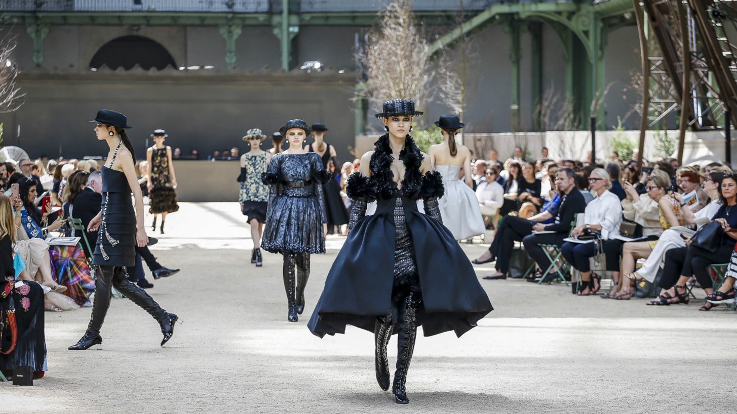Chanel Haute Couture AW17: &#x388;&#x3BD;&#x3B1; &#x3C6;&#x3B1;&#x3BD;&#x3C4;&#x3B1;&#x3C3;&#x3BC;&#x3B1;&#x3B3;&#x3BF;&#x3C1;&#x3B9;&#x3BA;&#x3CC; show &#x3C5;&#x3C0;&#x3CC; &#x3C4;&#x3B7; &#x3C3;&#x3BA;&#x3B9;&#x3AC; &#x3C4;&#x3BF;&#x3C5; &#x3A0;&#x3CD;&#x3C1;&#x3B3;&#x3BF;&#x3C5; &#x3C4;&#x3BF;&#x3C5; Eiffel