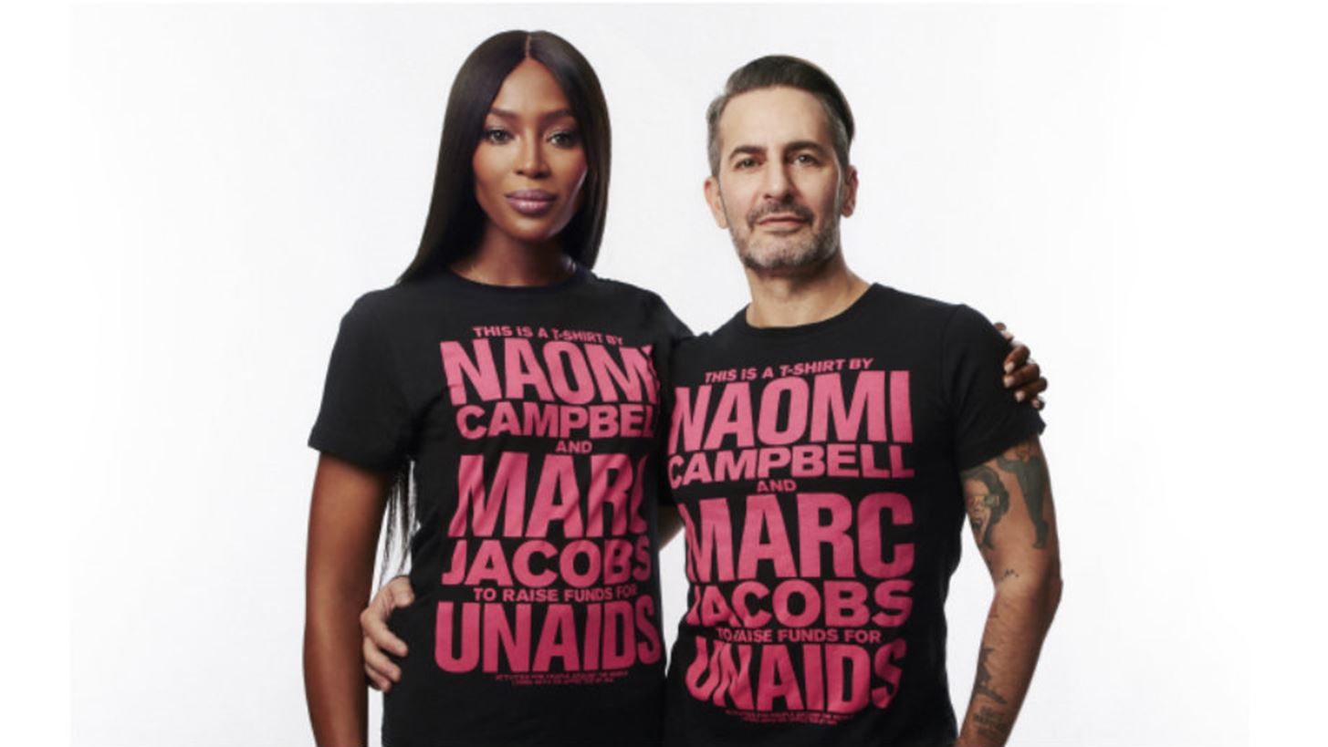 &#x39F; Marc Jacobs &#x3BA;&#x3B1;&#x3B9; &#x3B7; Naomi Campbell &#x3C3;&#x3C7;&#x3B5;&#x3B4;&#x3AF;&#x3B1;&#x3C3;&#x3B1;&#x3BD; &#x3AD;&#x3BD;&#x3B1; t-shirt &#x3B3;&#x3B9;&#x3B1; &#x3C4;&#x3B7;&#x3BD; &#x3A0;&#x3B1;&#x3B3;&#x3BA;&#x3CC;&#x3C3;&#x3BC;&#x3B9;&#x3B1; &#x397;&#x3BC;&#x3AD;&#x3C1;&#x3B1; &#x3BA;&#x3B1;&#x3C4;&#x3AC; &#x3C4;&#x3BF;&#x3C5; AIDS