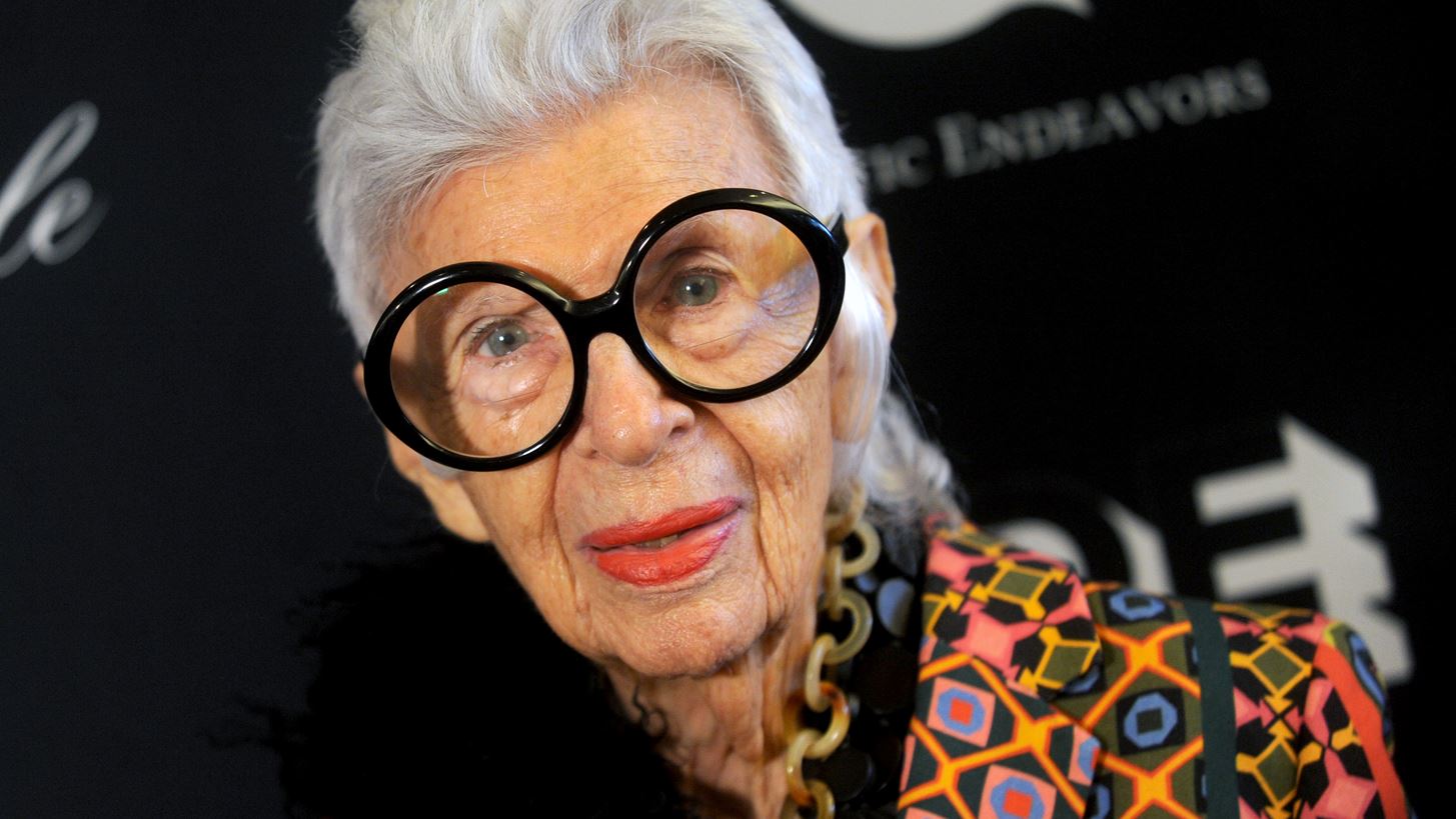 Iris Apfel | 102 &#x3C7;&#x3C1;&#x3CC;&#x3BD;&#x3B9;&#x3B1; &#x3B4;&#x3B9;&#x3B1;&#x3C7;&#x3C1;&#x3BF;&#x3BD;&#x3B9;&#x3BA;&#x3BF;&#x3CD; &#x3BA;&#x3B1;&#x3B9; &#x3C0;&#x3BF;&#x3BB;&#x3CD;&#x3C7;&#x3C1;&#x3C9;&#x3BC;&#x3BF;&#x3C5; &#x3C3;&#x3C4;&#x3B9;&#x3BB;