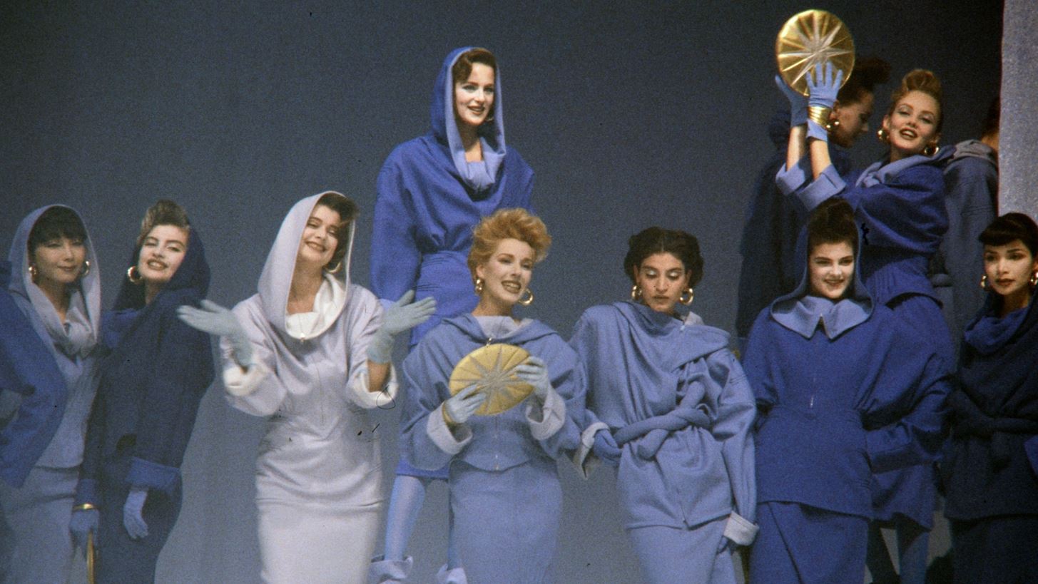 Οι δέκα πιο εμβληματικές επιδείξεις μόδας στην ιστορία | Πώς επηρέασαν το στιλ μας;