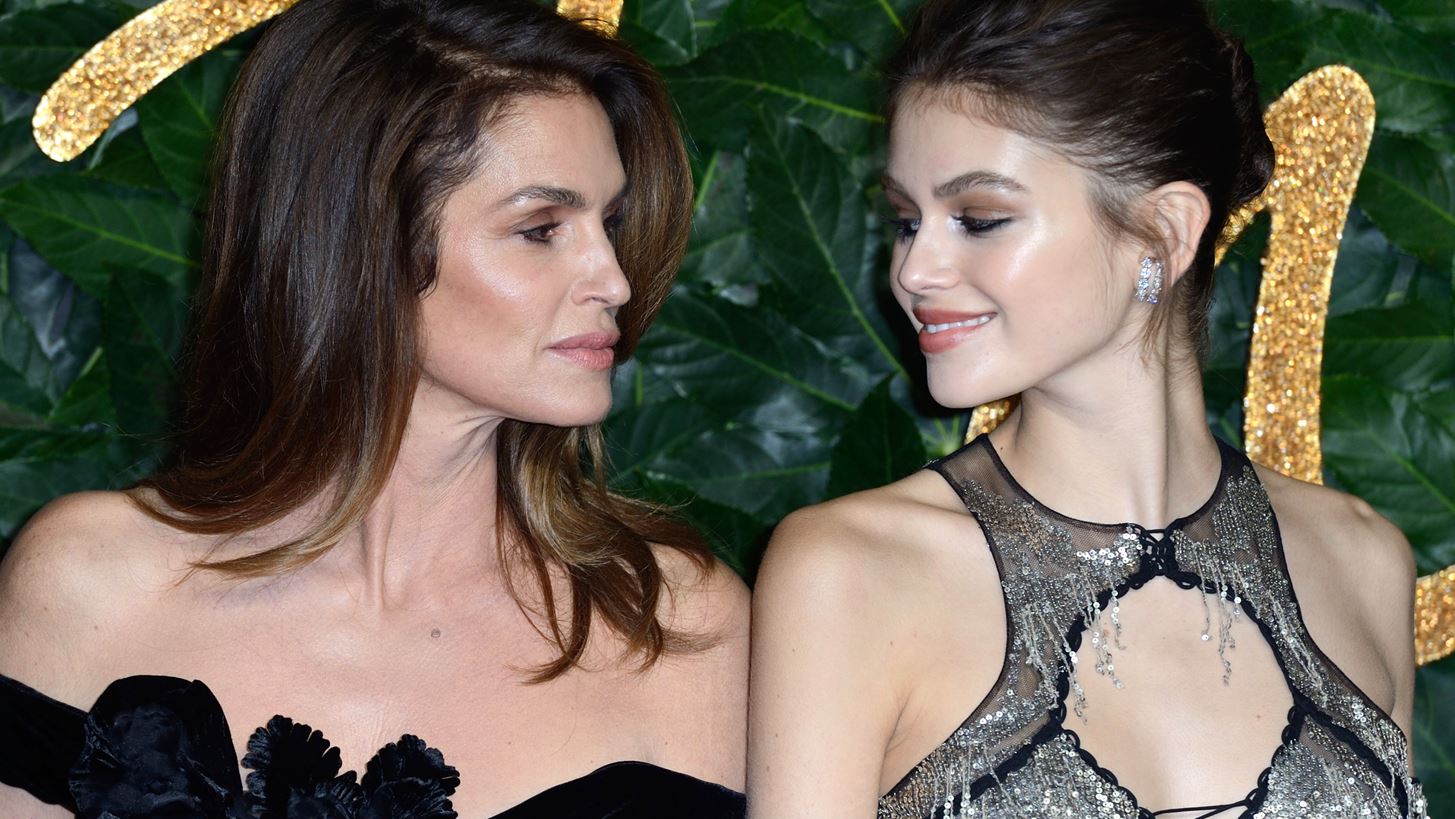 Beautiful mother-daughter duo | &#x39F;&#x3B9; Cindy Crawford &#x3BA;&#x3B1;&#x3B9; Kaia Gerber &#x3C6;&#x3CC;&#x3C1;&#x3B5;&#x3C3;&#x3B1;&#x3BD; &#x3C4;&#x3BF; &#x3C7;&#x3C1;&#x3CE;&#x3BC;&#x3B1; &#x3BA;&#x3C1;&#x3B1;&#x3B3;&#x3B9;&#x3CC;&#x3BD; &#x3C0;&#x3BF;&#x3C5; &#x3BA;&#x3BF;&#x3BB;&#x3B1;&#x3BA;&#x3B5;&#x3CD;&#x3B5;&#x3B9; &#x3CC;&#x3BB;&#x3B5;&#x3C2; &#x3C4;&#x3B9;&#x3C2; &#x3BC;&#x3B5;&#x3BB;&#x3B1;&#x3C7;&#x3C1;&#x3B9;&#x3BD;&#x3AD;&#x3C2;