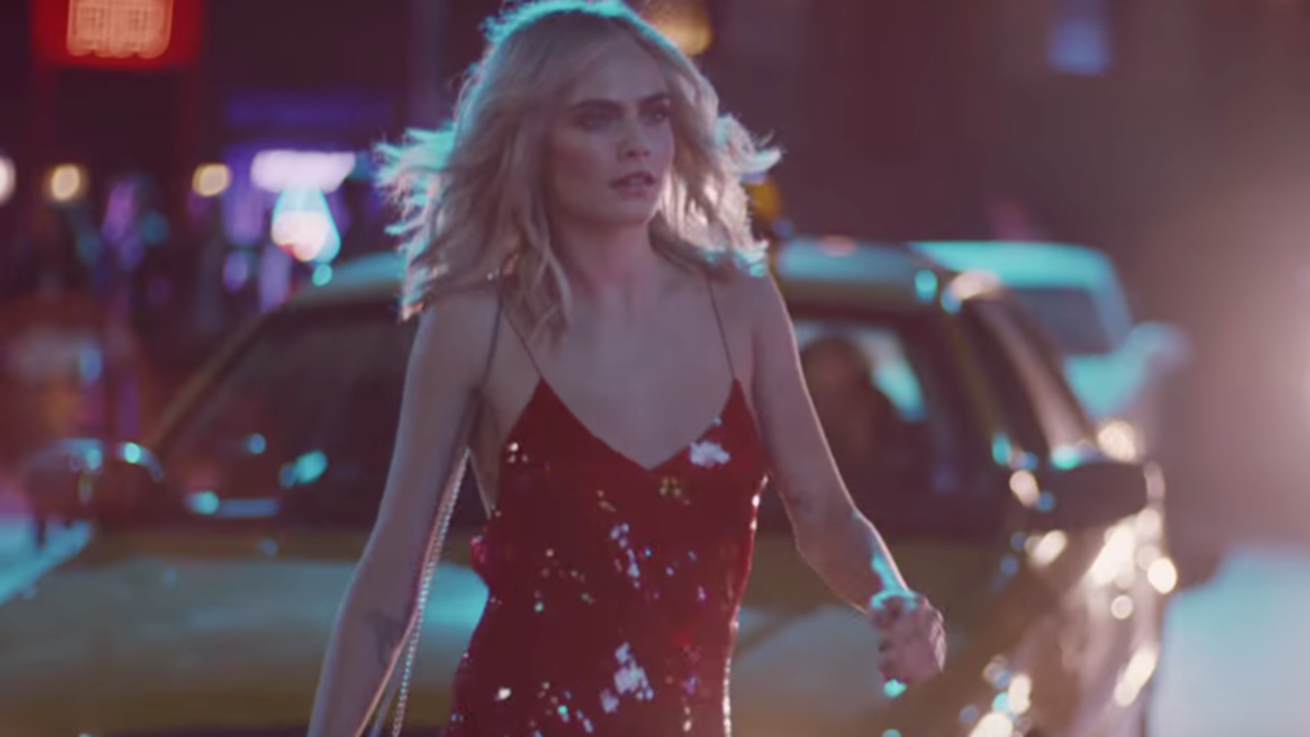 H Cara Delevingne &#x3B1;&#x3C0;&#x3BF;&#x3BA;&#x3B1;&#x3BB;&#x3CD;&#x3C0;&#x3C4;&#x3B5;&#x3B9; &#x3C4;&#x3BF; &#x3B1;&#x3B3;&#x3B1;&#x3C0;&#x3B7;&#x3BC;&#x3AD;&#x3BD;&#x3BF; &#x3C4;&#x3B7;&#x3C2; &#x3A7;&#x3C1;&#x3B9;&#x3C3;&#x3C4;&#x3BF;&#x3C5;&#x3B3;&#x3B5;&#x3BD;&#x3BD;&#x3B9;&#x3AC;&#x3C4;&#x3B9;&#x3BA;&#x3BF; outfit