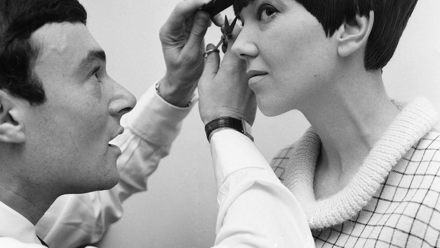 Mary Quant | &#x388;&#x3C6;&#x3C5;&#x3B3;&#x3B5; &#x3B7; &#x3C3;&#x3C7;&#x3B5;&#x3B4;&#x3B9;&#x3AC;&#x3C3;&#x3C4;&#x3C1;&#x3B9;&#x3B1; &#x3C3;&#x3C4;&#x3B7;&#x3BD; &#x3BF;&#x3C0;&#x3BF;&#x3AF;&#x3B1; &#x3B7; &#x3BC;&#x3CC;&#x3B4;&#x3B1; &#x3BF;&#x3C6;&#x3B5;&#x3AF;&#x3BB;&#x3B5;&#x3B9; &#x3C4;&#x3BF; &#x3BC;&#x3AF;&#x3BD;&#x3B9; (&#x3BA;&#x3B1;&#x3B9; &#x3C0;&#x3BF;&#x3BB;&#x3BB;&#x3AC; &#x3AC;&#x3BB;&#x3BB;&#x3B1;)