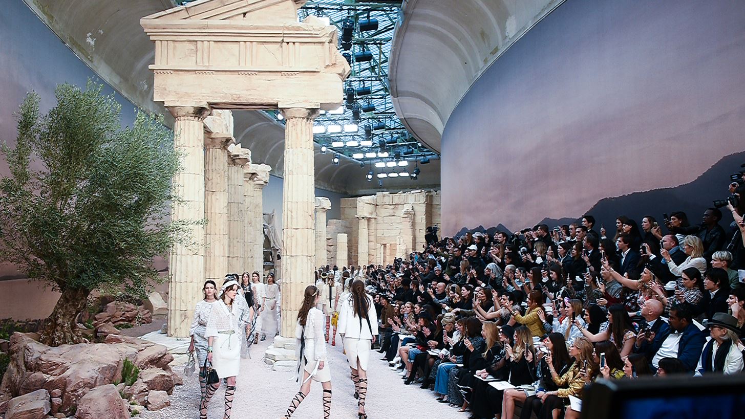 Chanel Cruise 2018: O&#x3B9; Instagram &#x3B1;&#x3BD;&#x3B1;&#x3C1;&#x3C4;&#x3AE;&#x3C3;&#x3B5;&#x3B9;&#x3C2; &#x3B1;&#x3C0;&#x3CC; &#x3C4;&#x3BF; &#x3BB;&#x3B1;&#x3BC;&#x3C0;&#x3B5;&#x3C1;&#x3CC; fashion show