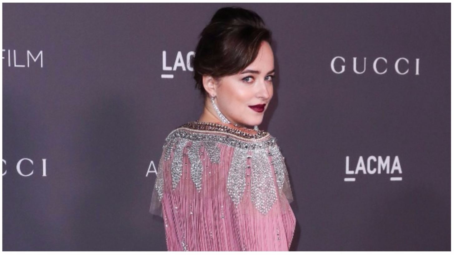 H &#x3B5;&#x3BD;&#x3C4;&#x3C5;&#x3C0;&#x3C9;&#x3C3;&#x3B9;&#x3B1;&#x3BA;&#x3AE; &#x3B5;&#x3BC;&#x3C6;&#x3AC;&#x3BD;&#x3B9;&#x3C3;&#x3B7; &#x3C4;&#x3B7;&#x3C2; Dakota Johnson &#x3C3;&#x3C4;&#x3BF; gala &#x3C4;&#x3BF;&#x3C5; LACMA