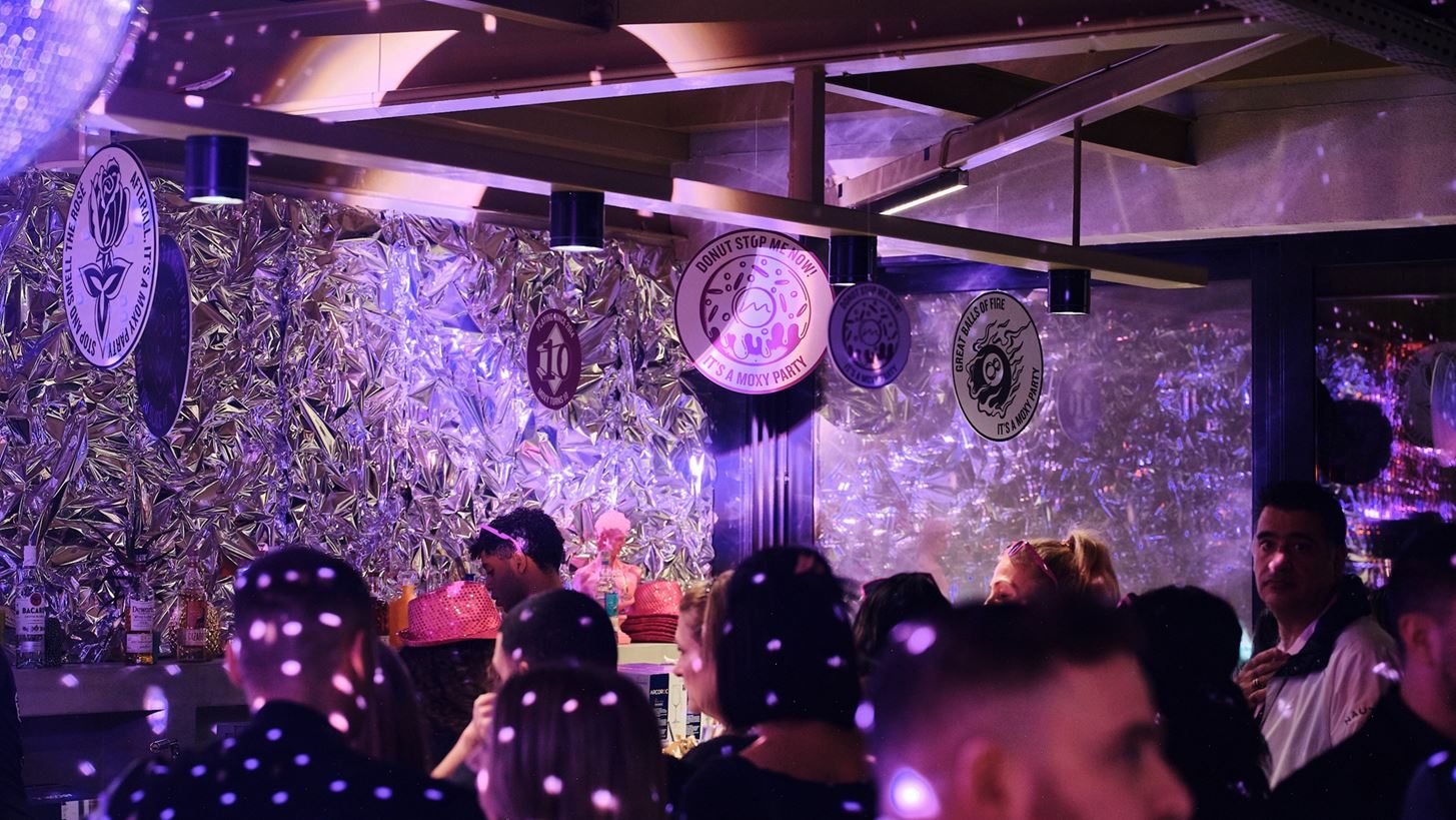 10 Years of Moxy Magic | &#x3A4;&#x3BF; Moxy Athens City &#x3B3;&#x3B9;&#x3BF;&#x3C1;&#x3C4;&#x3AC;&#x3B6;&#x3B5;&#x3B9; &#x3BC;&#x3B9;&#x3B1; &#x3B4;&#x3B5;&#x3BA;&#x3B1;&#x3B5;&#x3C4;&#x3AF;&#x3B1; &#x3B1;&#x3BD;&#x3AD;&#x3BC;&#x3B5;&#x3BB;&#x3B7;&#x3C2; &#x3C6;&#x3B9;&#x3BB;&#x3BF;&#x3BE;&#x3B5;&#x3BD;&#x3AF;&#x3B1;&#x3C2;