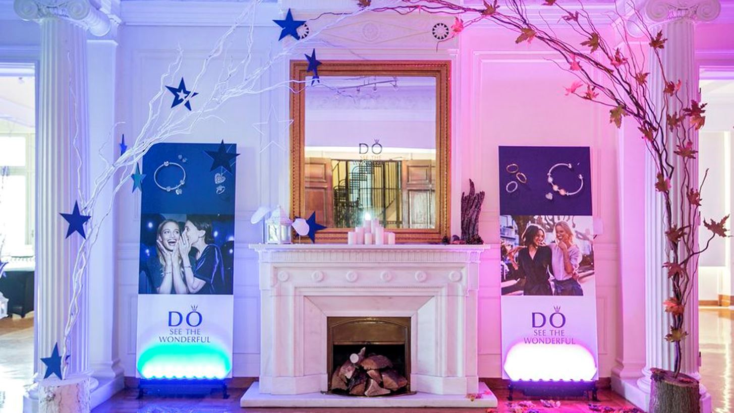 &#x397; PANDORA &#x3C0;&#x3B1;&#x3C1;&#x3BF;&#x3C5;&#x3C3;&#x3AF;&#x3B1;&#x3C3;&#x3B5; &#x3C4;&#x3B9;&#x3C2; &#x3BD;&#x3AD;&#x3B5;&#x3C2; &#x3C3;&#x3C5;&#x3BB;&#x3BB;&#x3BF;&#x3B3;&#x3AD;&#x3C2; &#x3BA;&#x3BF;&#x3C3;&#x3BC;&#x3B7;&#x3BC;&#x3AC;&#x3C4;&#x3C9;&#x3BD; &#x3C4;&#x3B7;&#x3C2; &#x3C3;&#x3B5; &#x3BC;&#x3B9;&#x3B1; &#x3BB;&#x3B1;&#x3BC;&#x3C0;&#x3B5;&#x3C1;&#x3AE; &#x3B2;&#x3C1;&#x3B1;&#x3B4;&#x3B9;&#x3AC;