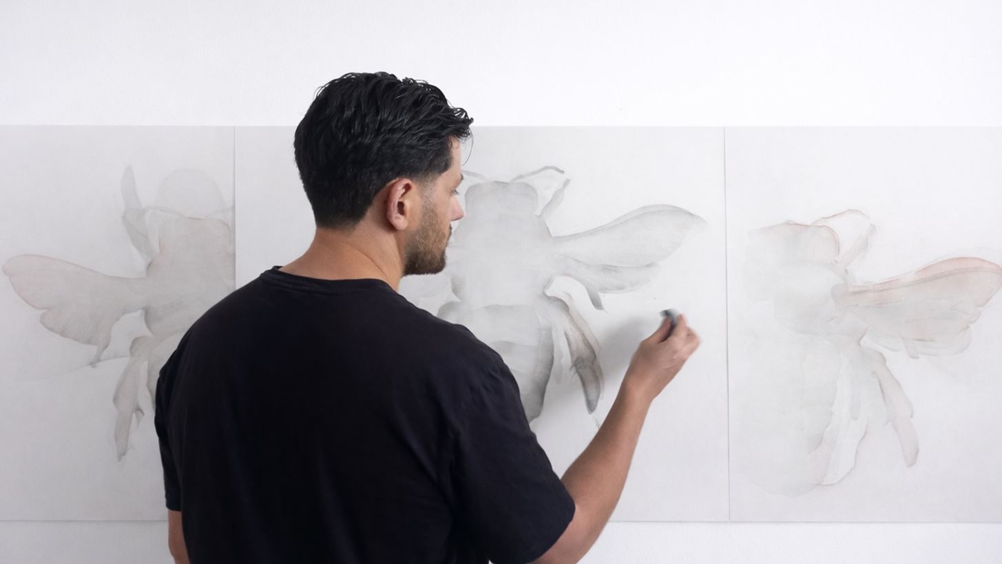 Η Απουσία του Παρόντος | Στην πρώτη ατομική έκθεση του Νίκου Κανόγλου, κάθε εικόνα λειτουργεί ως αποτύπωμα