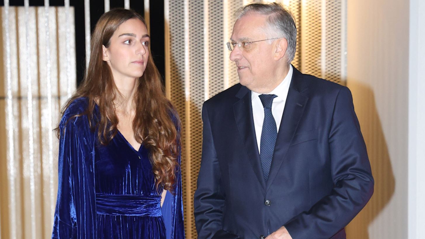 Η εντυπωσιακή κόρη του Τάκη Θεοδωρικάκου, Χριστίνα συνόδεψε τον πατέρα της στη δεξίωση της Guilfoyle