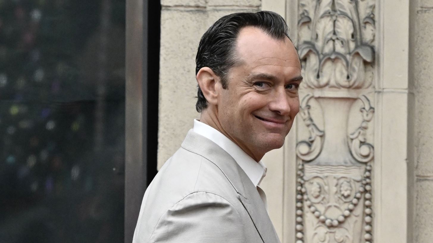 Jude Law | &#x391;&#x3C0;&#x3AD;&#x3BA;&#x3C4;&#x3B7;&#x3C3;&#x3B5; &#x3C4;&#x3BF; &#x3B4;&#x3B9;&#x3BA;&#x3CC; &#x3C4;&#x3BF;&#x3C5; &#x3B1;&#x3C3;&#x3C4;&#x3AD;&#x3C1;&#x3B9; &#x3C3;&#x3C4;&#x3B7; &#x39B;&#x3B5;&#x3C9;&#x3C6;&#x3CC;&#x3C1;&#x3BF; &#x3C4;&#x3B7;&#x3C2; &#x394;&#x3CC;&#x3BE;&#x3B1;&#x3C2; - &#x397; &#x3C3;&#x3CD;&#x3B6;&#x3C5;&#x3B3;&#x3BF;&#x3C2; &#x3BA;&#x3B1;&#x3B9; &#x3C4;&#x3B1; &#x3C0;&#x3B1;&#x3B9;&#x3B4;&#x3B9;&#x3AC; &#x3C4;&#x3BF;&#x3C5; &#x3C3;&#x3C4;&#x3B7;&#x3BD; &#x3C4;&#x3B5;&#x3BB;&#x3B5;&#x3C4;&#x3AE;