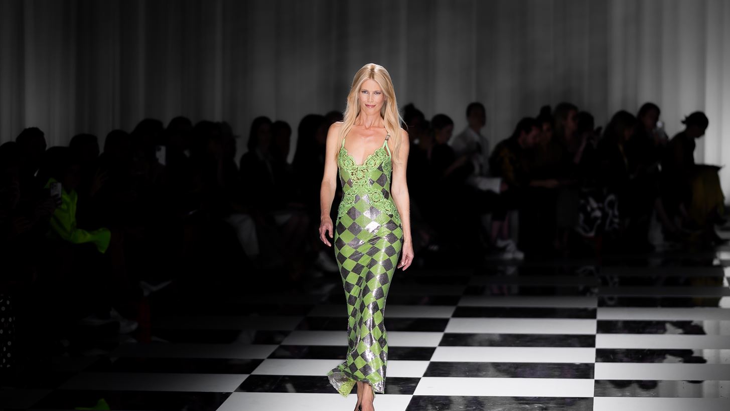 H &#x3B5;&#x3BC;&#x3C6;&#x3AC;&#x3BD;&#x3B9;&#x3C3;&#x3B7; - &#x3AD;&#x3BA;&#x3C0;&#x3BB;&#x3B7;&#x3BE;&#x3B7; &#x3C4;&#x3B7;&#x3C2; Claudia Schiffer &#x3C3;&#x3C4;&#x3BF; runway &#x3C4;&#x3BF;&#x3C5; Versace