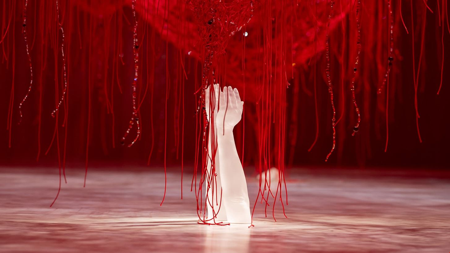 Crystallizing Identity | H Madame Figaro &#x3BC;&#x3C0;&#x3AE;&#x3BA;&#x3B5; &#x3C0;&#x3C1;&#x3CE;&#x3C4;&#x3B7; &#x3C3;&#x3C4;&#x3BF; &#x3BD;&#x3AD;&#x3BF; Chamber of Wonder &#x3C4;&#x3B7;&#x3C2; Swarovski