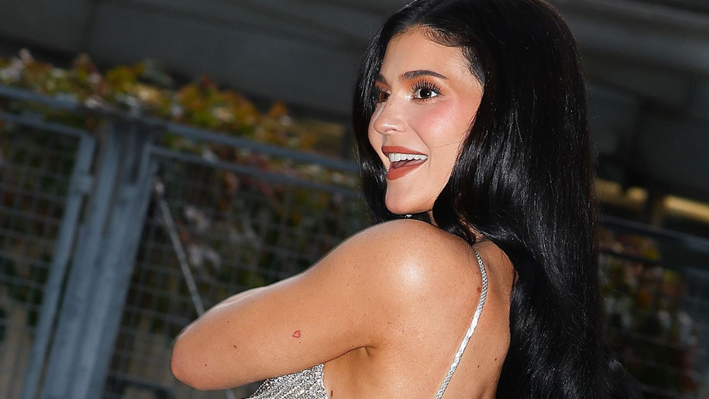 &#x397; Kylie Jenner &#x3B3;&#x3C5;&#x3BC;&#x3BD;&#x3AE; &#x3BA;&#x3B1;&#x3B9; &#x3BA;&#x3B1;&#x3BB;&#x3C5;&#x3BC;&#x3BC;&#x3AD;&#x3BD;&#x3B7; &#x3BC;&#x3B5; &#x3B3;&#x3BA;&#x3BB;&#x3AF;&#x3C4;&#x3B5;&#x3C1; &#x3B3;&#x3B9;&#x3B1; &#x3C4;&#x3B7; &#x3BD;&#x3AD;&#x3B1; &#x3C4;&#x3B7;&#x3C2; &#x3BA;&#x3B1;&#x3BC;&#x3C0;&#x3AC;&#x3BD;&#x3B9;&#x3B1; &#x3BC;&#x3B1;&#x3BA;&#x3B9;&#x3B3;&#x3B9;&#x3AC;&#x3B6;