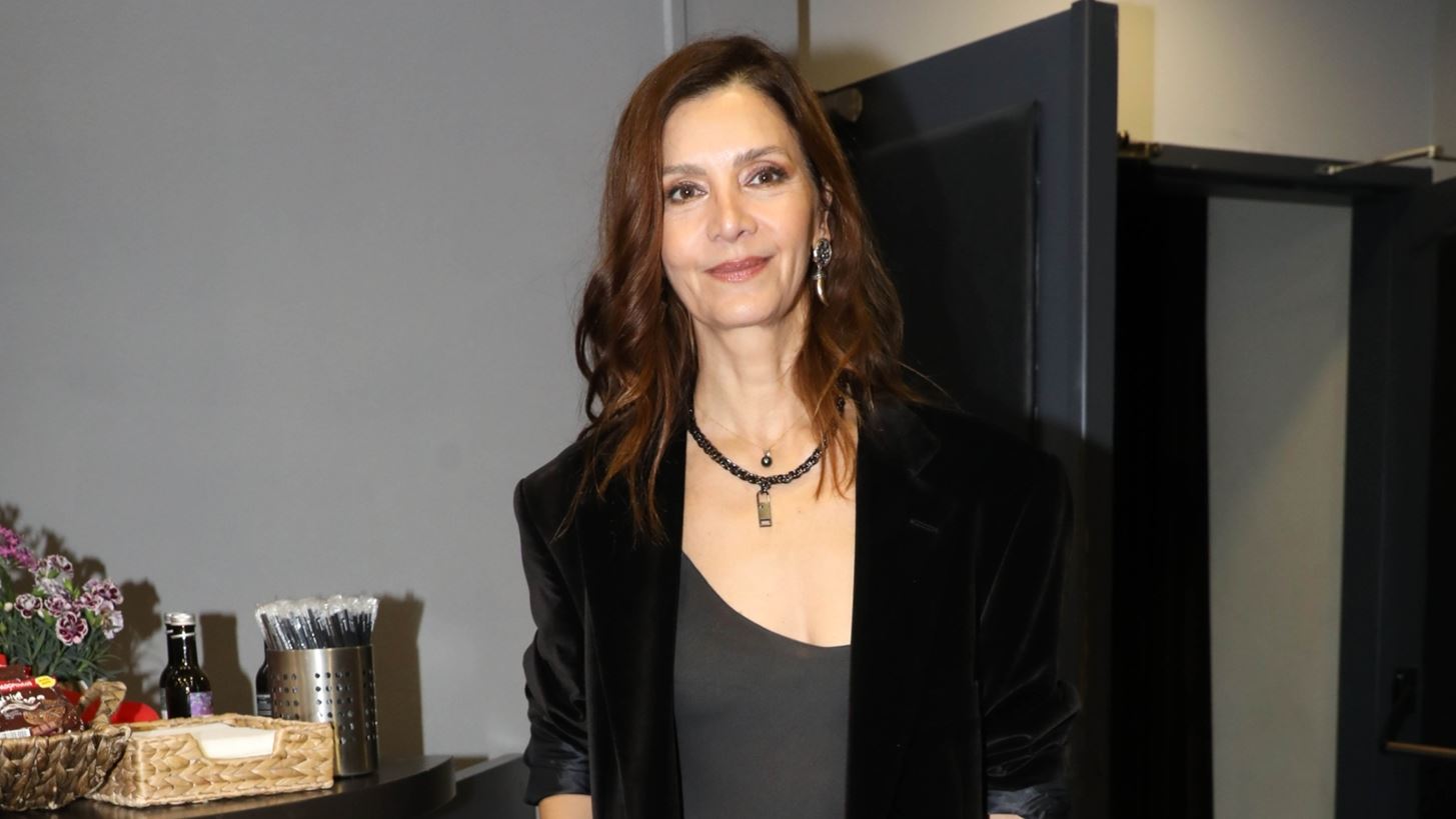 Η Κατερίνα Λέχου με βελούδινο σακάκι, καφέ παντελόνι και metallic γόβες σε βραδινή έξοδο