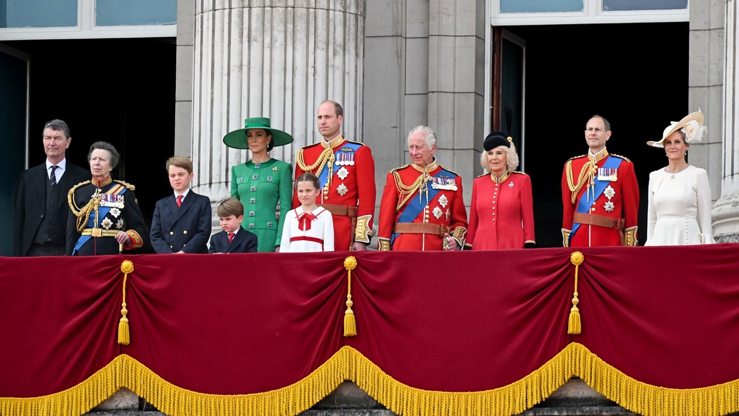 Trooping The Colour | O &#x3B4;&#x3B9;&#x3AC;&#x3BB;&#x3BF;&#x3B3;&#x3BF;&#x3C2; &#x3B1;&#x3BD;&#x3AC;&#x3BC;&#x3B5;&#x3C3;&#x3B1; &#x3C3;&#x3C4;&#x3B7; Sophie, &#x3B4;&#x3BF;&#x3CD;&#x3BA;&#x3B9;&#x3C3;&#x3C3;&#x3B1; &#x3C4;&#x3BF;&#x3C5; &#x395;&#x3B4;&#x3B9;&#x3BC;&#x3B2;&#x3BF;&#x3CD;&#x3C1;&#x3B3;&#x3BF;&#x3C5; &#x3BA;&#x3B1;&#x3B9; &#x3C4;&#x3B7;&#x3BD; &#x3C0;&#x3C1;&#x3B9;&#x3B3;&#x3BA;&#x3AF;&#x3C0;&#x3B9;&#x3C3;&#x3C3;&#x3B1; Charlotte &#x3C0;&#x3BF;&#x3C5; &#x3C0;&#x3C1;&#x3BF;&#x3BA;&#x3AC;&#x3BB;&#x3B5;&#x3C3;&#x3B5; &#x3C3;&#x3CD;&#x3B3;&#x3C7;&#x3C5;&#x3C3;&#x3B7;