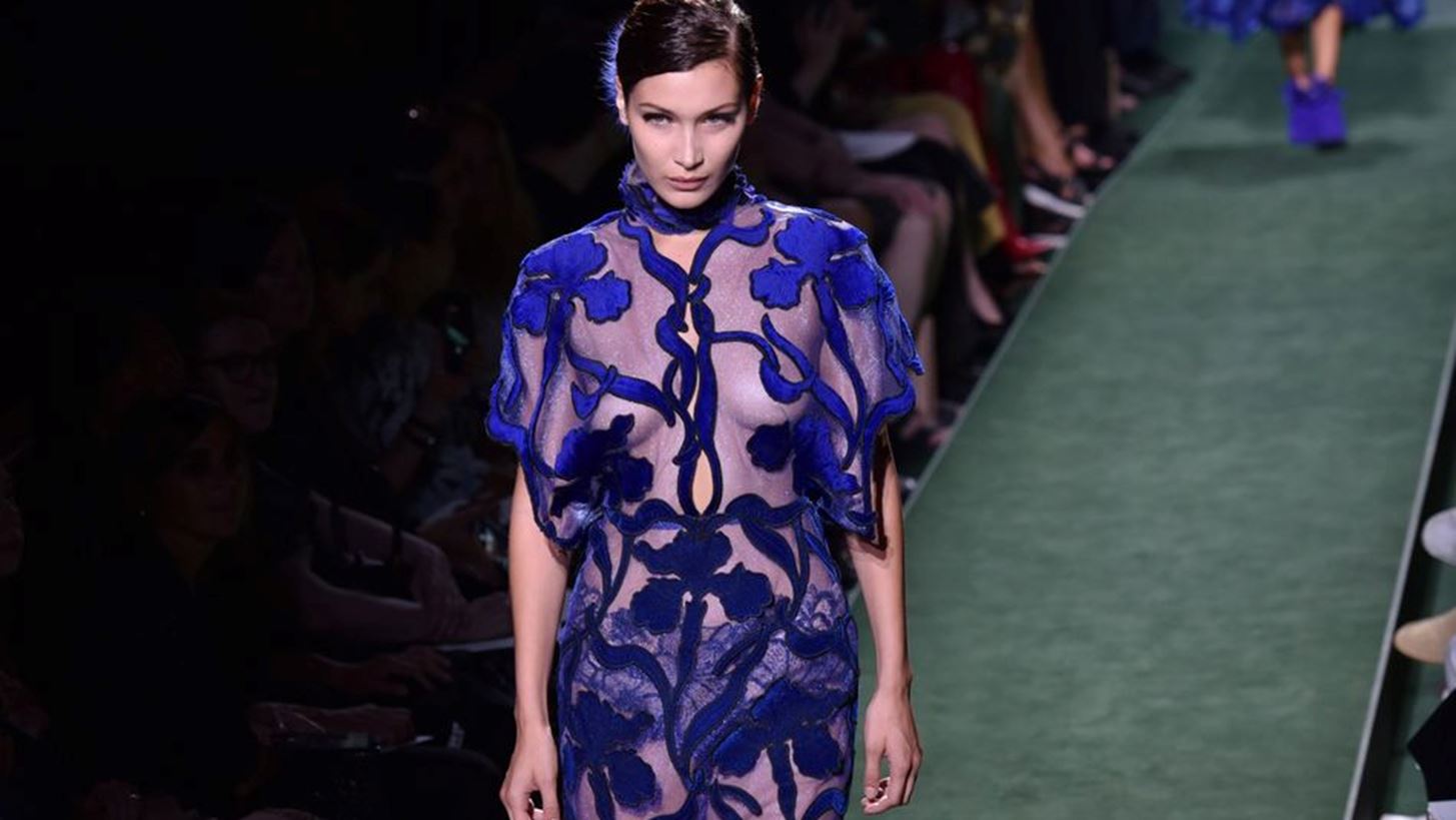 Bella Hadid: &#x395;&#x3BC;&#x3C6;&#x3B1;&#x3BD;&#x3AF;&#x3C3;&#x3C4;&#x3B7;&#x3BA;&#x3B5; &#x3BC;&#x3B5; &#x3BD;&#x3AD;&#x3BF; hair look &#x3BA;&#x3B1;&#x3B9; &#x3C4;&#x3B7;&#x3C2; &#x3C0;&#x3AC;&#x3B5;&#x3B9; &#x3C0;&#x3BF;&#x3BB;&#x3CD;