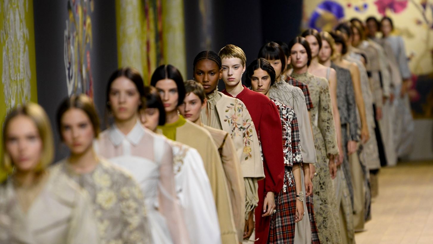 O &#x3BF;&#x3AF;&#x3BA;&#x3BF;&#x3C2; Dior &#x3B8;&#x3B1; &#x3C0;&#x3B1;&#x3C1;&#x3BF;&#x3C5;&#x3C3;&#x3B9;&#x3AC;&#x3C3;&#x3B5;&#x3B9; &#x3C4;&#x3B7;&#x3BD; Fall 2023 &#x3C3;&#x3C5;&#x3BB;&#x3BB;&#x3BF;&#x3B3;&#x3AE; &#x3C4;&#x3BF;&#x3C5; &#x3C3;&#x3C4;&#x3B7;&#x3BD; &#x399;&#x3BD;&#x3B4;&#x3AF;&#x3B1;
