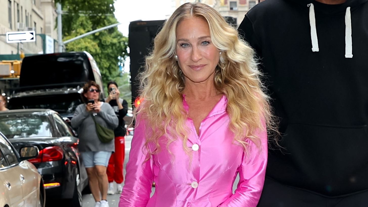 And Just like that... &#x397; Sarah Jessica Parker &#x3BC;&#x3B5; Dior &#x3B4;&#x3B7;&#x3BC;&#x3B9;&#x3BF;&#x3C5;&#x3C1;&#x3B3;&#x3AF;&#x3B1; &#x3C3;&#x3C4;&#x3B7;&#x3BD; &#x3C0;&#x3C1;&#x3B5;&#x3BC;&#x3B9;&#x3AD;&#x3C1;&#x3B1; &#x3C4;&#x3B7;&#x3C2; &#x3C4;&#x3C1;&#x3AF;&#x3C4;&#x3B7;&#x3C2; &#x3C3;&#x3B5;&#x3B6;&#x3CC;&#x3BD; &#x3C3;&#x3C4;&#x3BF; &#x3A0;&#x3B1;&#x3C1;&#x3AF;&#x3C3;&#x3B9;