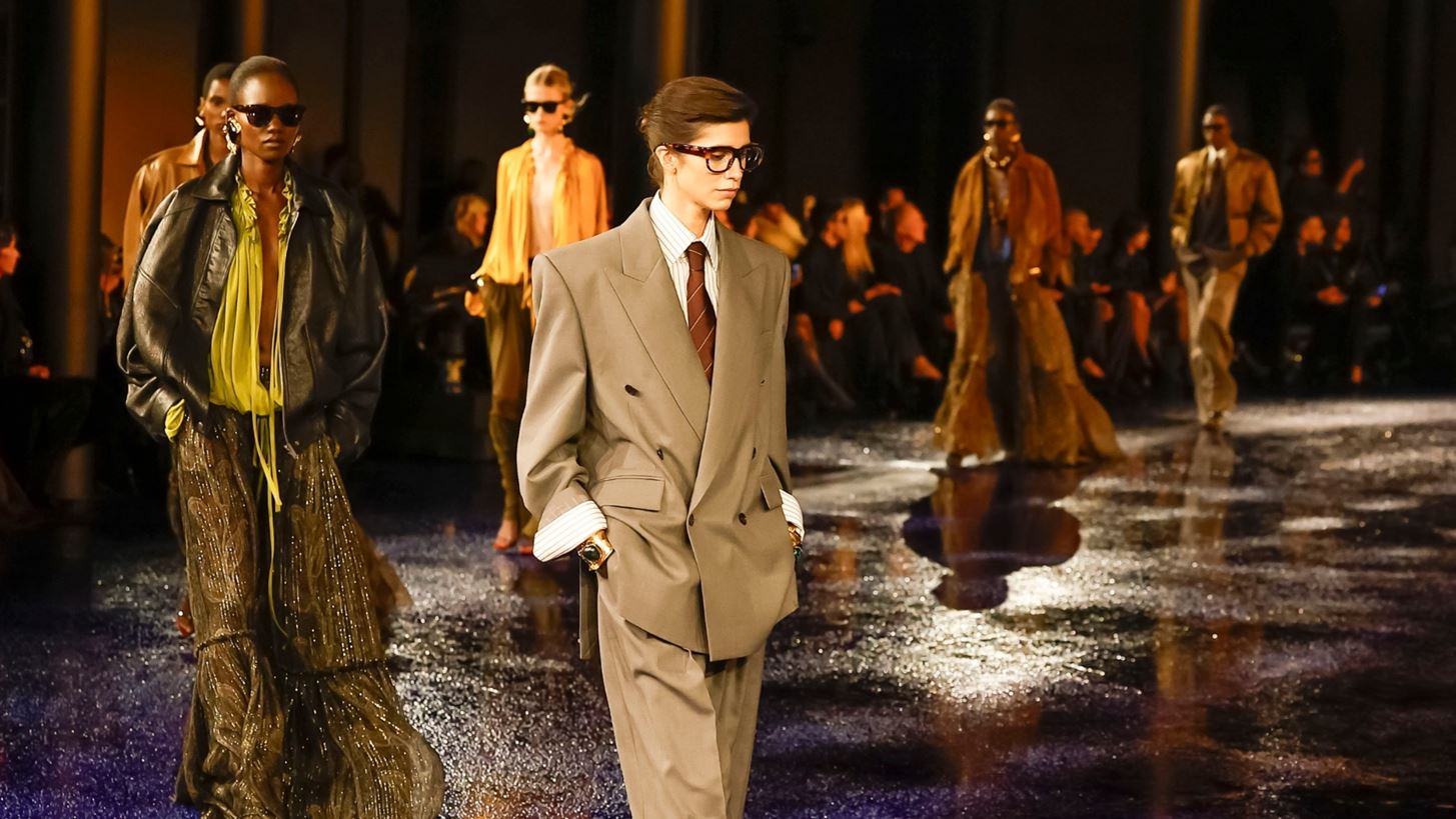 &#x39F; Anthony Vaccarello &#x3B1;&#x3C6;&#x3B9;&#x3B5;&#x3C1;&#x3CE;&#x3BD;&#x3B5;&#x3B9; &#x3C4;&#x3B7; &#x3BD;&#x3AD;&#x3B1; SS25 &#x3C3;&#x3C5;&#x3BB;&#x3BB;&#x3BF;&#x3B3;&#x3AE; &#x3C4;&#x3BF;&#x3C5; &#x3C3;&#x3C4;&#x3BF; &#x3C3;&#x3C4;&#x3B9;&#x3BB; &#x3C4;&#x3BF;&#x3C5; Saint Laurent &#x3BA;&#x3B1;&#x3B9; &#x3C4;&#x3B9;&#x3C2; &#x3BC;&#x3BF;&#x3CD;&#x3C3;&#x3B5;&#x3C2; &#x3C4;&#x3BF;&#x3C5;