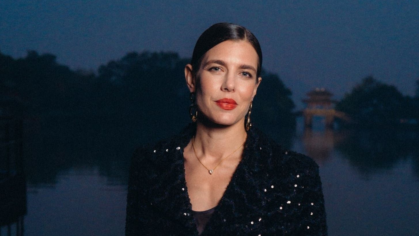 Charlotte Casiraghi | &#x39C;&#x3B5; &#x3BC;&#x3C0;&#x3BB;&#x3B5; embroidered two-piece &#x3C3;&#x3C4;&#x3B7;&#x3BD; &#x3B5;&#x3C0;&#x3AF;&#x3B4;&#x3B5;&#x3B9;&#x3BE;&#x3B7; M&#xE9;tiers d&#x2019;art &#x3C4;&#x3BF;&#x3C5; &#x3BF;&#x3AF;&#x3BA;&#x3BF;&#x3C5; Chanel