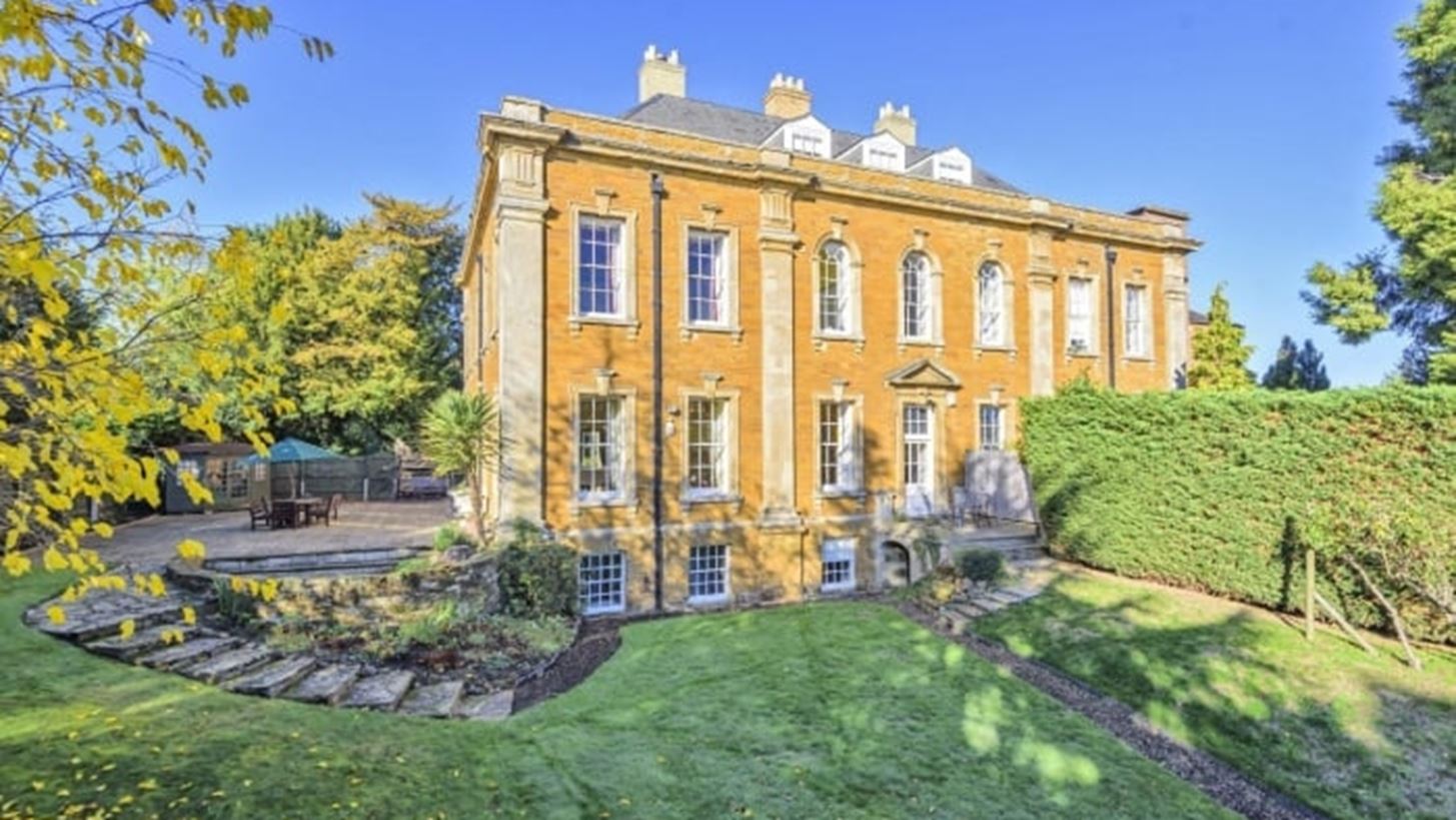 &#x39C;&#x3AD;&#x3C3;&#x3B1; &#x3C3;&#x3C4;&#x3BF; Dallington Hall, &#x3C4;&#x3BF; &#x3B9;&#x3C3;&#x3C4;&#x3BF;&#x3C1;&#x3B9;&#x3BA;&#x3CC; &#x3C3;&#x3C0;&#x3AF;&#x3C4;&#x3B9; &#x3C4;&#x3B7;&#x3C2; &#x3BF;&#x3B9;&#x3BA;&#x3BF;&#x3B3;&#x3AD;&#x3BD;&#x3B5;&#x3B9;&#x3B1;&#x3C2; &#x3C4;&#x3B7;&#x3C2; &#x3C0;&#x3C1;&#x3B9;&#x3B3;&#x3BA;&#x3AF;&#x3C0;&#x3B9;&#x3C3;&#x3C3;&#x3B1;&#x3C2; Diana