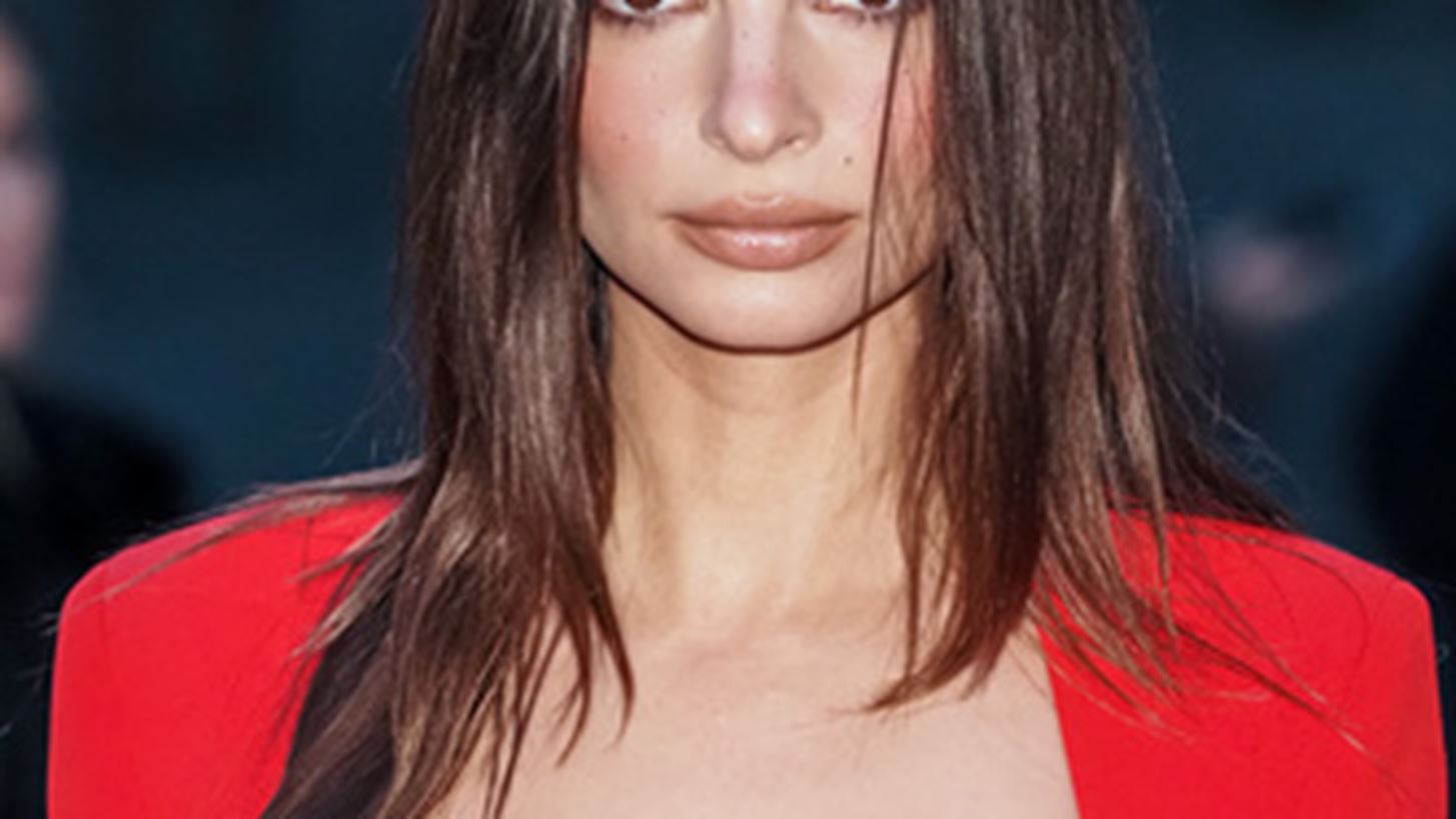 Emily Ratajkowski | &#x388;&#x3C6;&#x3B5;&#x3C1;&#x3B5; &#x3C3;&#x3C4;&#x3BF;&#x3BD; &#x3BA;&#x3CC;&#x3C3;&#x3BC;&#x3BF; &#x3C4;&#x3BF; &#x3C0;&#x3C1;&#x3CE;&#x3C4;&#x3BF; &#x3C0;&#x3B1;&#x3B9;&#x3B4;&#x3AF; &#x3C4;&#x3B7;&#x3C2;