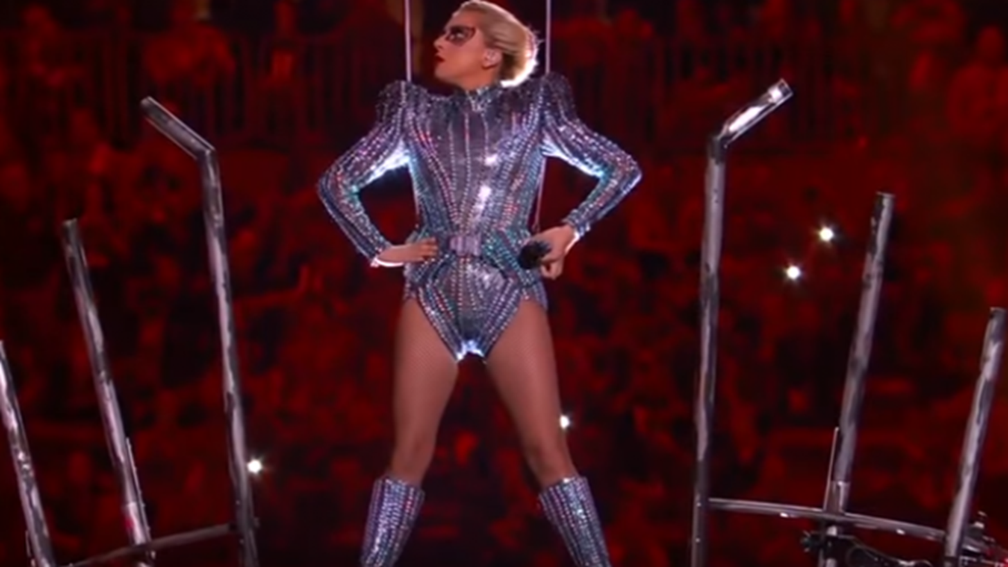 Lady Gaga: &#x397; &#x3B5;&#x3BD;&#x3C4;&#x3C5;&#x3C0;&#x3C9;&#x3C3;&#x3B9;&#x3B1;&#x3BA;&#x3AE; &#x3B5;&#x3BC;&#x3C6;&#x3AC;&#x3BD;&#x3B9;&#x3C3;&#x3B7; &#x3C3;&#x3C4;&#x3BF; Super Bowl &#x3C0;&#x3BF;&#x3C5; &#x3C3;&#x3C5;&#x3B6;&#x3B7;&#x3C4;&#x3AC;&#x3B5;&#x3B9; &#x3CC;&#x3BB;&#x3BF;&#x3C2; &#x3BF; &#x3C0;&#x3BB;&#x3B1;&#x3BD;&#x3AE;&#x3C4;&#x3B7;&#x3C2;