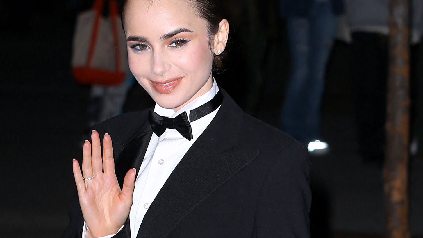 Lily Collins | H &#x3B5;&#x3BC;&#x3C6;&#x3AC;&#x3BD;&#x3B9;&#x3C3;&#x3B7; &#x3BC;&#x3B5; &#x3BA;&#x3BF;&#x3C3;&#x3C4;&#x3BF;&#x3CD;&#x3BC;&#x3B9; &#x3C0;&#x3BF;&#x3C5; &#x3B5;&#x3C0;&#x3B1;&#x3BD;&#x3B1;&#x3C6;&#x3AD;&#x3C1;&#x3B5;&#x3B9; &#x3C4;&#x3B7;&#x3BD; &#x3B1;&#x3C0;&#x3CC;&#x3BB;&#x3C5;&#x3C4;&#x3B7; &#x3C4;&#x3AC;&#x3C3;&#x3B7;