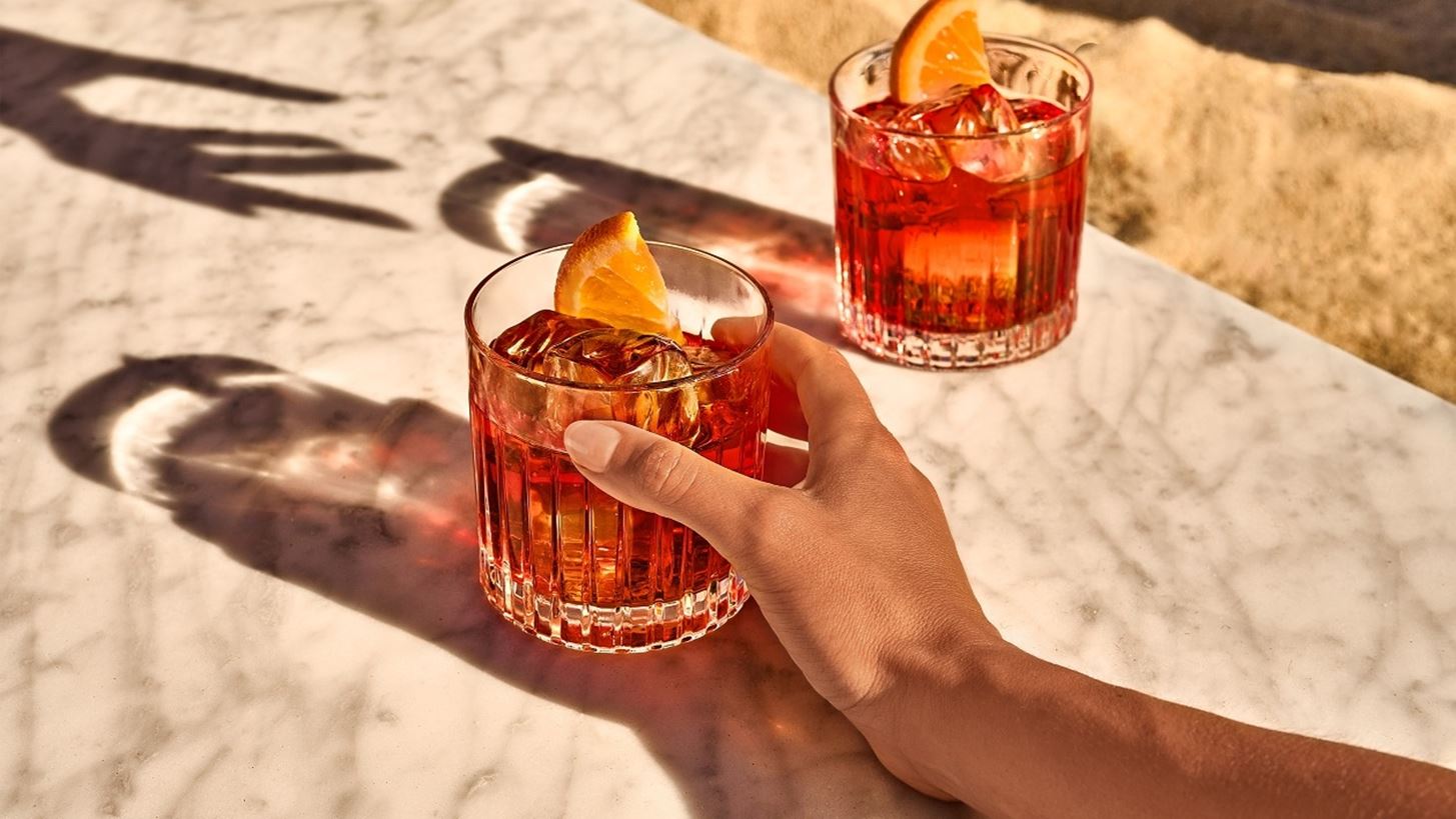 &#x3A4;&#x3BF; Campari &#x3BC;&#x3AC;&#x3C2; &#x3C0;&#x3C1;&#x3BF;&#x3C3;&#x3BA;&#x3B1;&#x3BB;&#x3B5;&#x3AF; &#x3C3;&#x3C4;&#x3BF; Negroni Week