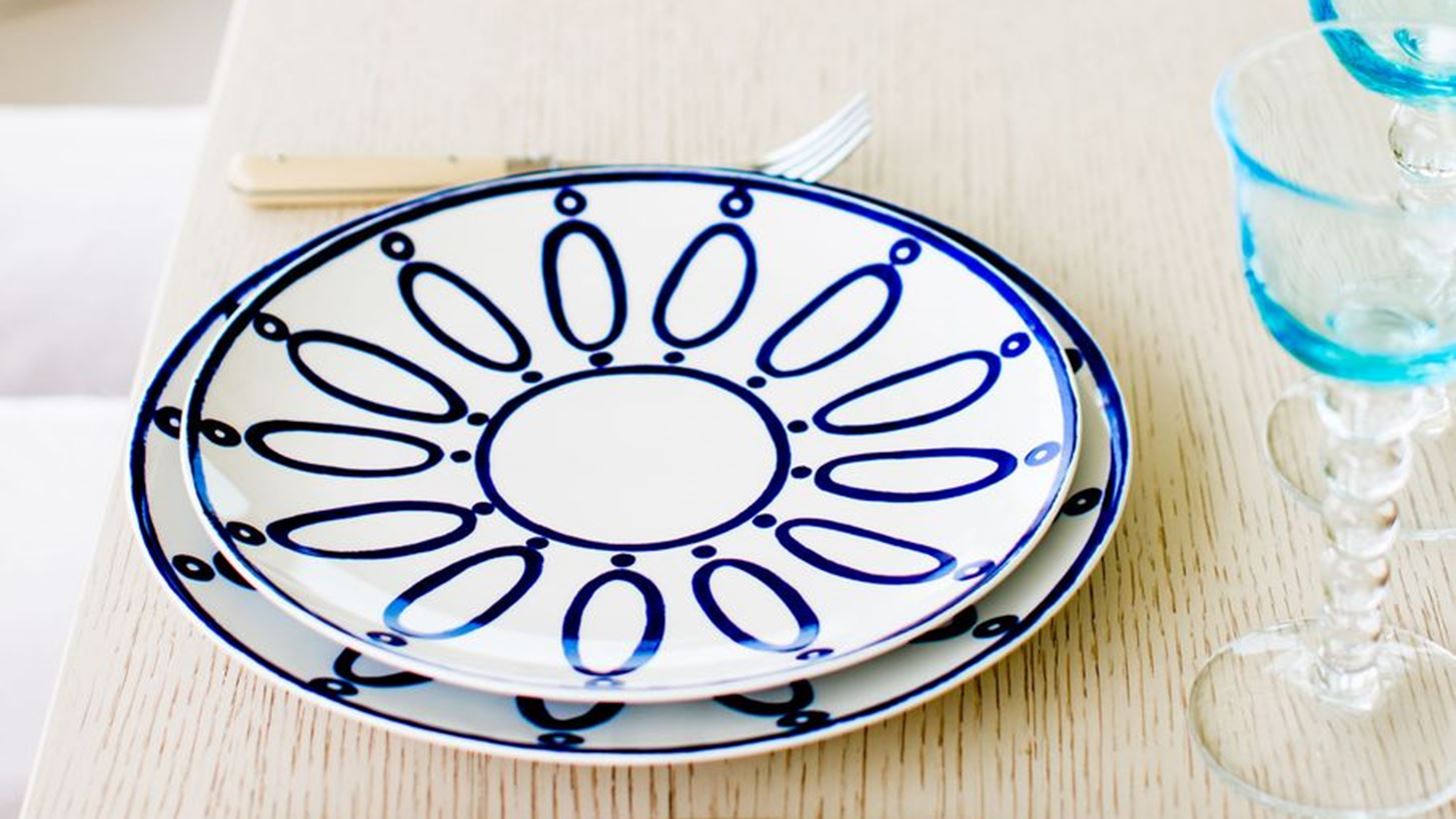 Dior Maison x Themis Zouganeli: &#x39C;&#x3B9;&#x3B1; &#x395;&#x3BB;&#x3BB;&#x3B7;&#x3BD;&#x3AF;&#x3B4;&#x3B1; &#x3C3;&#x3C7;&#x3B5;&#x3B4;&#x3B9;&#x3AC;&#x3B6;&#x3B5;&#x3B9; &#x3B3;&#x3B9;&#x3B1; &#x3C4;&#x3BF;&#x3BD; &#x3B8;&#x3C1;&#x3C5;&#x3BB;&#x3B9;&#x3BA;&#x3CC; &#x3BF;&#x3AF;&#x3BA;&#x3BF;