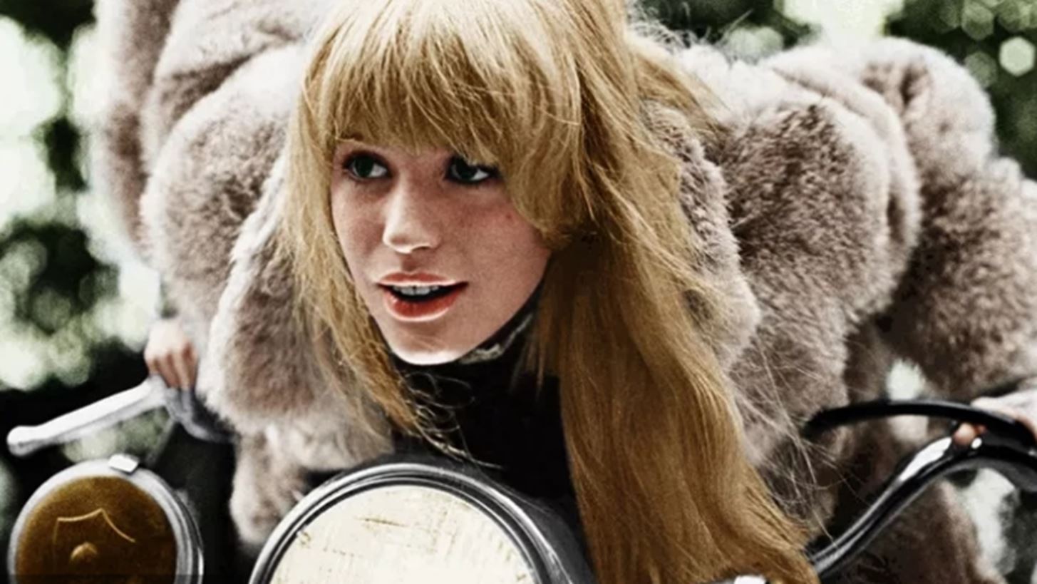 &#x397; Marianne Faithfull &#x3AD;&#x3B3;&#x3B9;&#x3BD;&#x3B5; &#x3BC;&#x3CD;&#x3B8;&#x3BF;&#x3C2; &#x3C7;&#x3AC;&#x3C1;&#x3B7; &#x3C3;&#x3B5; &#x3BC;&#x3AF;&#x3B1; &#x3B1;&#x3BB;&#x3B7;&#x3B8;&#x3B9;&#x3BD;&#x3AC; cult &#x3C4;&#x3B1;&#x3B9;&#x3BD;&#x3AF;&#x3B1;