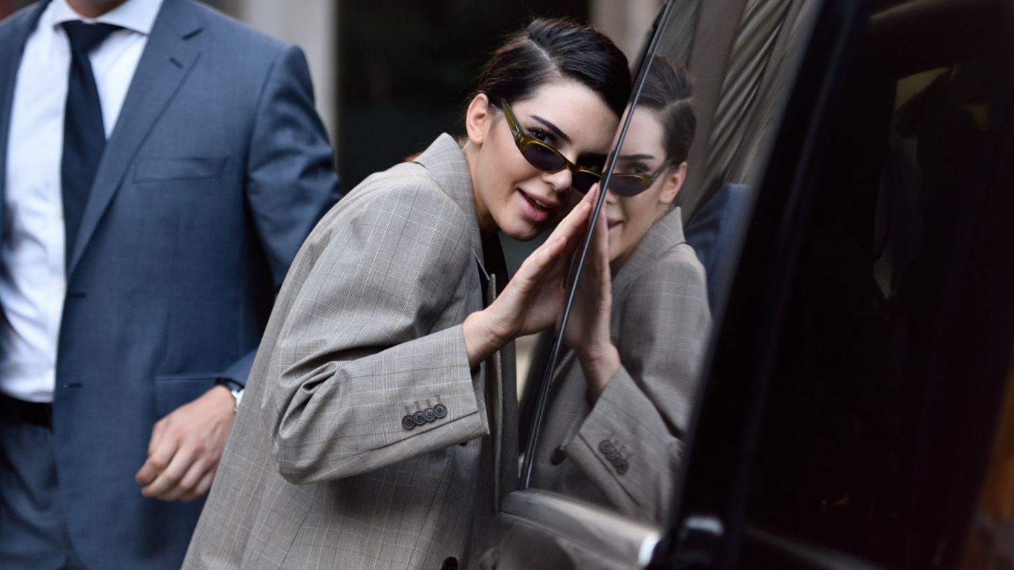 H Kendall Jenner &#x3BC;&#x3B1;&#x3C2; &#x3B4;&#x3B5;&#x3AF;&#x3C7;&#x3BD;&#x3B5;&#x3B9; &#x3C0;&#x3CE;&#x3C2; &#x3C6;&#x3BF;&#x3C1;&#x3B9;&#x3AD;&#x3C4;&#x3B1;&#x3B9; &#x3C4;&#x3BF; &#x3BA;&#x3BF;&#x3C3;&#x3C4;&#x3BF;&#x3CD;&#x3BC;&#x3B9; &#x3C4;&#x3BF; &#x3BA;&#x3B1;&#x3BB;&#x3BF;&#x3BA;&#x3B1;&#x3AF;&#x3C1;&#x3B9;