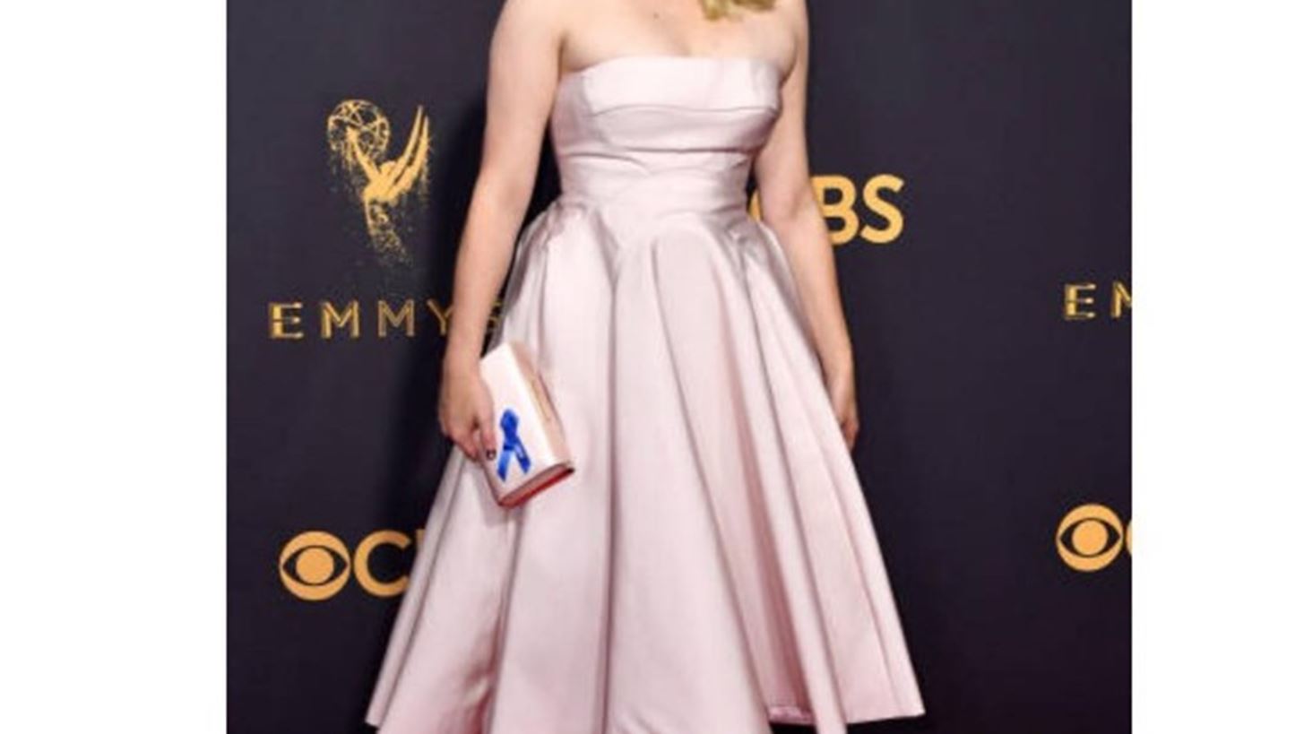 Elisabeth Moss: To &#x3C6;&#x3B5;&#x3BC;&#x3B9;&#x3BD;&#x3B9;&#x3C3;&#x3C4;&#x3B9;&#x3BA;&#x3CC; &#x3BC;&#x3AE;&#x3BD;&#x3C5;&#x3BC;&#x3B1; &#x3C0;&#x3BF;&#x3C5; &#x3BA;&#x3C1;&#x3C5;&#x3B2;&#x3CC;&#x3C4;&#x3B1;&#x3BD; &#x3C3;&#x3C4;&#x3BF; outfit &#x3C4;&#x3B7;&#x3C2; &#x3C3;&#x3C4;&#x3B1; &#x3B2;&#x3C1;&#x3B1;&#x3B2;&#x3B5;&#x3AF;&#x3B1; Emmy