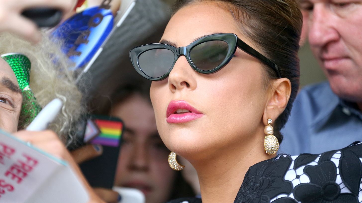H Lady Gaga &#x3C0;&#x3BF;&#x3B6;&#x3AC;&#x3C1;&#x3B5;&#x3B9; &#x3C7;&#x3C9;&#x3C1;&#x3AF;&#x3C2; &#x3AF;&#x3C7;&#x3BD;&#x3BF;&#x3C2; &#x3BC;&#x3B1;&#x3BA;&#x3B9;&#x3B3;&#x3B9;&#x3AC;&#x3B6; &#x3BA;&#x3B1;&#x3B9; &#x3B5;&#x3AF;&#x3BD;&#x3B1;&#x3B9; &#x3C0;&#x3B1;&#x3BD;&#x3AD;&#x3BC;&#x3BF;&#x3C1;&#x3C6;&#x3B7;