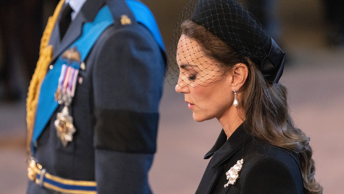 Kate Middleton | &#x391;&#x3C5;&#x3C4;&#x3CC;&#x3C2; &#x3B5;&#x3AF;&#x3BD;&#x3B1;&#x3B9; &#x3BF; &#x3C0;&#x3C1;&#x3B1;&#x3B3;&#x3BC;&#x3B1;&#x3C4;&#x3B9;&#x3BA;&#x3CC;&#x3C2; &#x3BB;&#x3CC;&#x3B3;&#x3BF;&#x3C2; &#x3B3;&#x3B9;&#x3B1; &#x3C4;&#x3BF;&#x3BD; &#x3BF;&#x3C0;&#x3BF;&#x3AF;&#x3BF; &#x3C6;&#x3CC;&#x3C1;&#x3B5;&#x3C3;&#x3B5; &#x3B2;&#x3AD;&#x3BB;&#x3BF; &#x3C3;&#x3C4;&#x3B7;&#x3BD; &#x3BA;&#x3B7;&#x3B4;&#x3B5;&#x3AF;&#x3B1; &#x3C4;&#x3B7;&#x3C2; &#x3B2;&#x3B1;&#x3C3;&#x3AF;&#x3BB;&#x3B9;&#x3C3;&#x3C3;&#x3B1;&#x3C2; &#x395;&#x3BB;&#x3B9;&#x3C3;&#x3AC;&#x3B2;&#x3B5;&#x3C4;