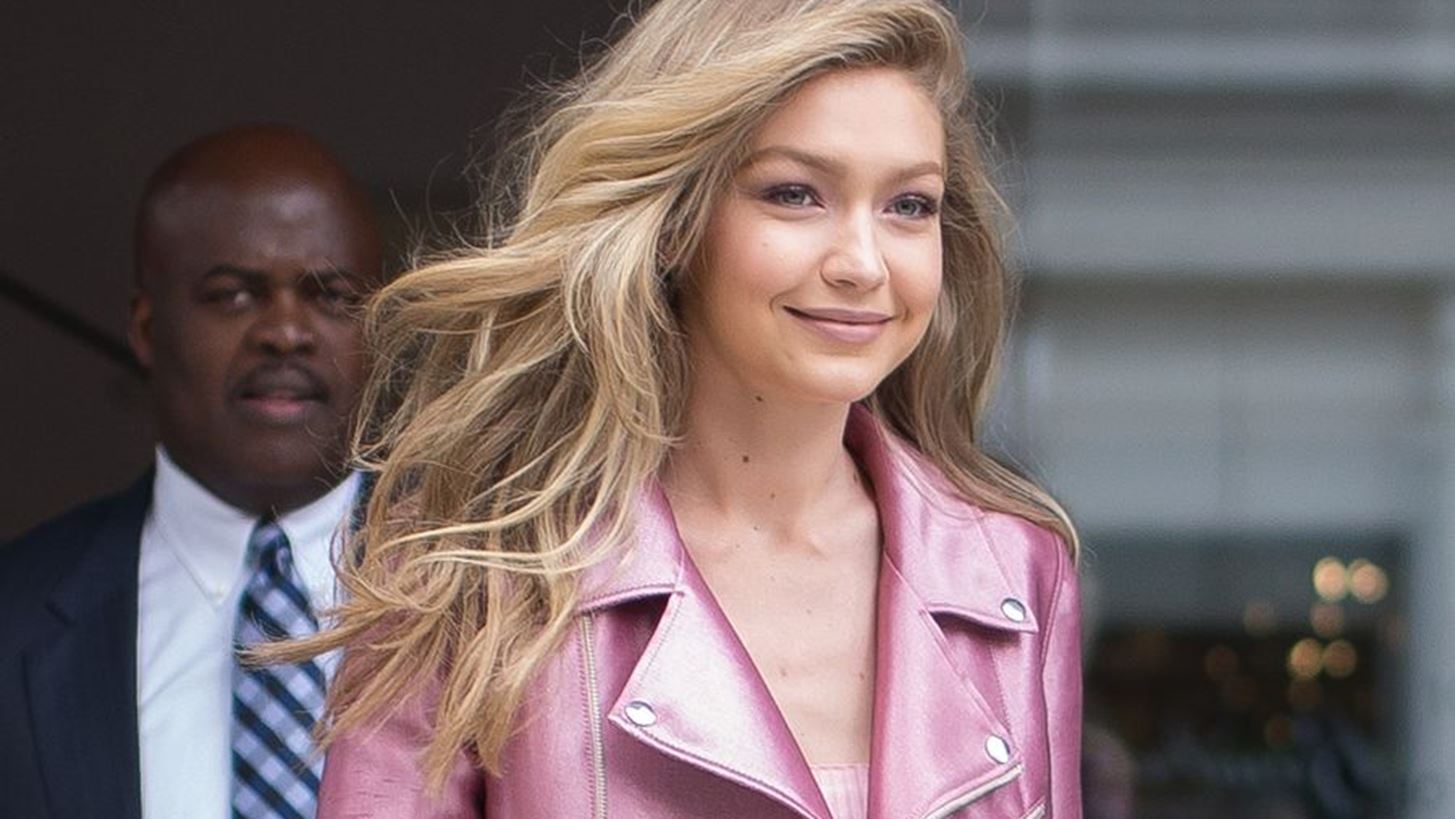 H Gigi Hadid &quot;&#x3B2;&#x3BF;&#x3C5;&#x3C4;&#x3AC;&quot; &#x3C3;&#x3C4;&#x3B1; &#x27;80s &#x3BC;&#x3B5; &#x3C4;&#x3BF;&#x3BD; &#x3C0;&#x3B9;&#x3BF; stylish &#x3C4;&#x3C1;&#x3CC;&#x3C0;&#x3BF;