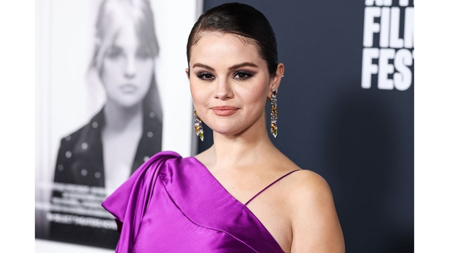 H Selena Gomez &quot;&#x3B5;&#x3BD;&#x3CE;&#x3B8;&#x3B7;&#x3BA;&#x3B5;&quot; &#x3BC;&#x3B5; &#x3C4;&#x3B7;&#x3BD; &#x3C4;&#x3B7;&#x3BB;&#x3B5;&#x3BF;&#x3C0;&#x3C4;&#x3B9;&#x3BA;&#x3AE; &#x3C4;&#x3B7;&#x3C2; &#x3BF;&#x3B9;&#x3BA;&#x3BF;&#x3B3;&#x3AD;&#x3BD;&#x3B5;&#x3B9;&#x3B1;- Backstage &#x3C6;&#x3C9;&#x3C4;&#x3BF;&#x3B3;&#x3C1;&#x3B1;&#x3C6;&#x3AF;&#x3B1;