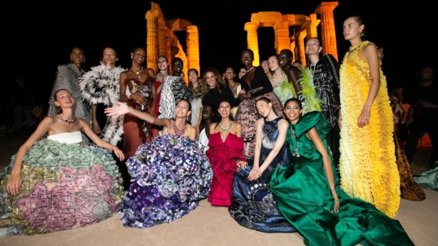 O&#x3B9; &#x3BB;&#x3B1;&#x3BC;&#x3C0;&#x3B5;&#x3C1;&#x3AD;&#x3C2; &#x3C0;&#x3B1;&#x3C1;&#x3BF;&#x3C5;&#x3C3;&#x3AF;&#x3B5;&#x3C2; &#x3C0;&#x3BF;&#x3C5; &#x3B2;&#x3C1;&#x3AD;&#x3B8;&#x3B7;&#x3BA;&#x3B1;&#x3BD; &#x3C3;&#x3C4;&#x3BF; show &#x3C4;&#x3B7;&#x3C2; Mary Katrantzou &#x3C3;&#x3C4;&#x3BF; &#x39D;&#x3B1;&#x3CC; &#x3C4;&#x3BF;&#x3C5; &#x3A0;&#x3BF;&#x3C3;&#x3B5;&#x3B9;&#x3B4;&#x3CE;&#x3BD;&#x3B1;