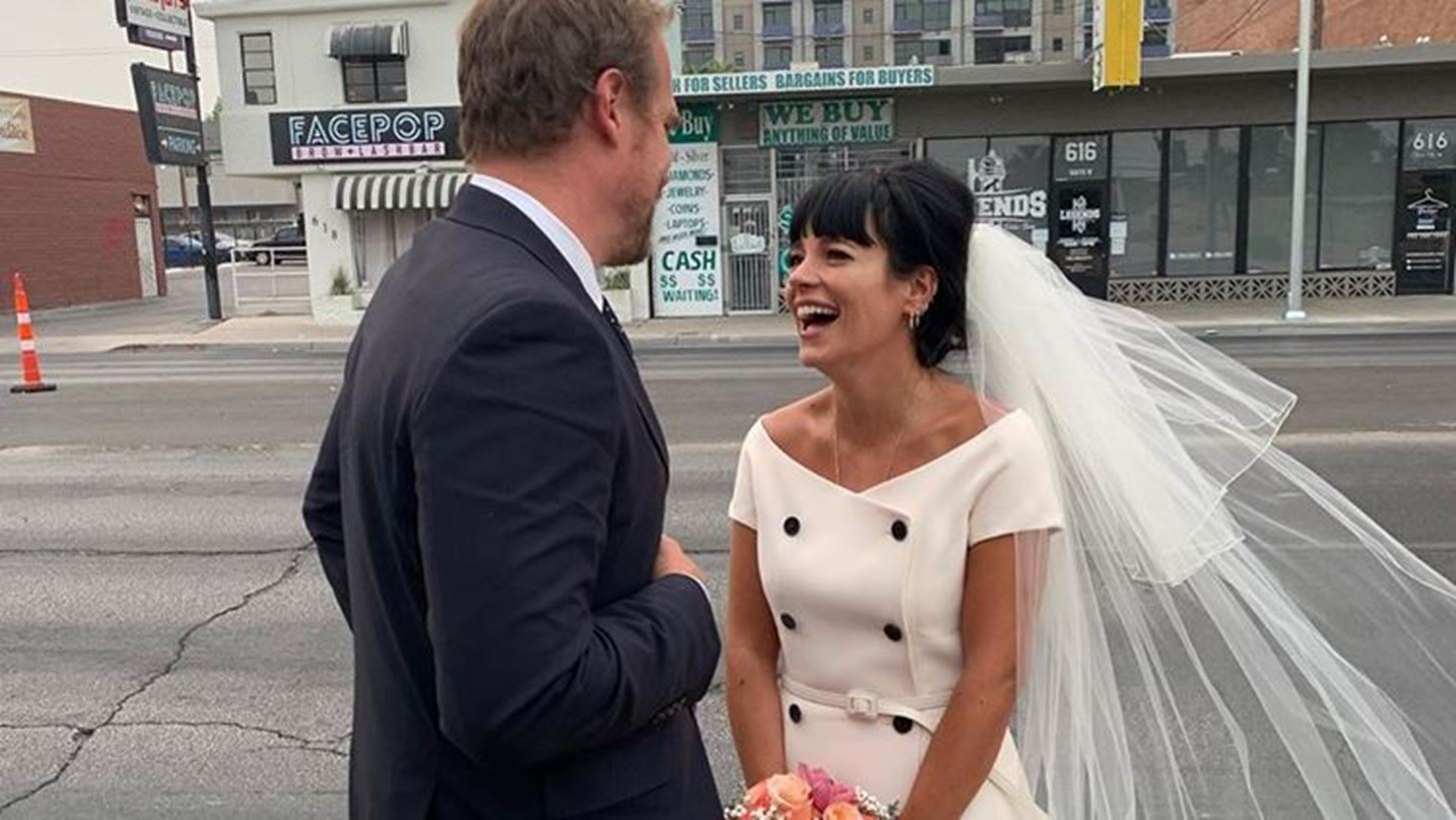 &#x397; Lily Allen &#x3C0;&#x3B1;&#x3BD;&#x3C4;&#x3C1;&#x3B5;&#x3CD;&#x3C4;&#x3B7;&#x3BA;&#x3B5; &#x3C4;&#x3BF;&#x3BD; David Harbour &#x3B1;&#x3C0;&#x3CC; &#x3C4;&#x3BF; &#x2018;Stranger Things&#x2019; &#x3BA;&#x3B1;&#x3B9; &#x3C6;&#x3CC;&#x3C1;&#x3B5;&#x3C3;&#x3B5; &#x3AD;&#x3BD;&#x3B1; vintage mini Dior