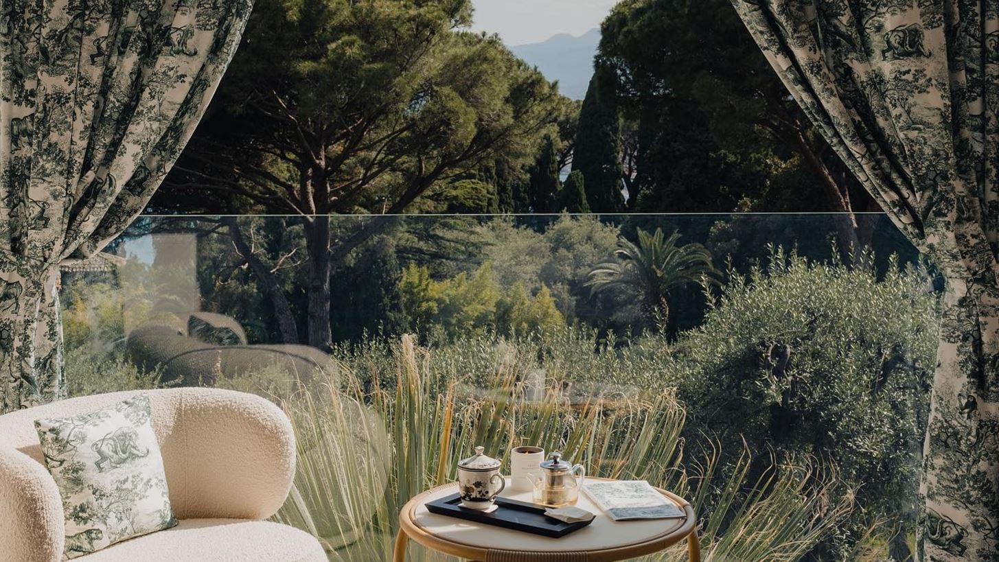 Dior | &quot;&#x39F; &#x39A;&#x3AE;&#x3C0;&#x3BF;&#x3C2; &#x3C4;&#x3C9;&#x3BD; &#x39F;&#x3BD;&#x3B5;&#x3AF;&#x3C1;&#x3C9;&#x3BD;&quot;, &#x3BA;&#x3B1;&#x3C4;&#x3B1;&#x3C6;&#x3CD;&#x3B3;&#x3B9;&#x3BF; &#x3B5;&#x3C5;&#x3B5;&#x3BE;&#x3AF;&#x3B1;&#x3C2; &#x3C3;&#x3C4;&#x3BF;&#x3C5;&#x3C2; &#x3BA;&#x3AE;&#x3C0;&#x3BF;&#x3C5;&#x3C2; &#x3C4;&#x3B7;&#x3C2; &#x3A4;&#x3B1;&#x3BF;&#x3C1;&#x3BC;&#x3AF;&#x3BD;&#x3B1;