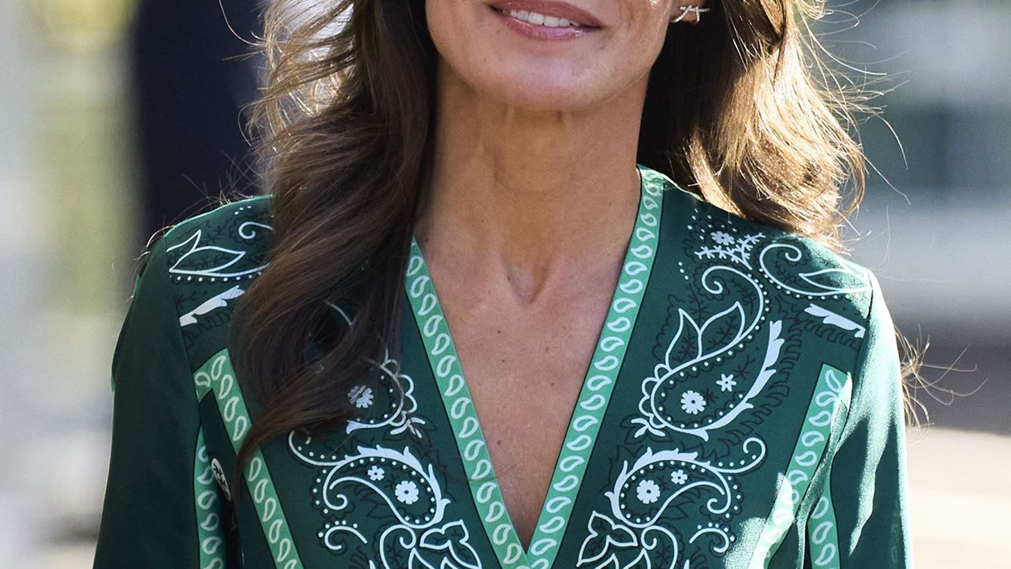 &#x397; &#x3B2;&#x3B1;&#x3C3;&#x3AF;&#x3BB;&#x3B9;&#x3C3;&#x3C3;&#x3B1; Letizia &#x3BC;&#x3B5; &#x3C4;&#x3BF; &#x3C6;&#x3CC;&#x3C1;&#x3B5;&#x3BC;&#x3B1; &#x3C0;&#x3BF;&#x3C5; &#x3B4;&#x3B5;&#x3BD; &#x3C0;&#x3C1;&#x3AD;&#x3C0;&#x3B5;&#x3B9; &#x3BD;&#x3B1; &#x3BB;&#x3B5;&#x3AF;&#x3C0;&#x3B5;&#x3B9; &#x3B1;&#x3C0;&#x3CC; &#x3BA;&#x3B1;&#x3BC;&#x3AF;&#x3B1; capsule wardrobe