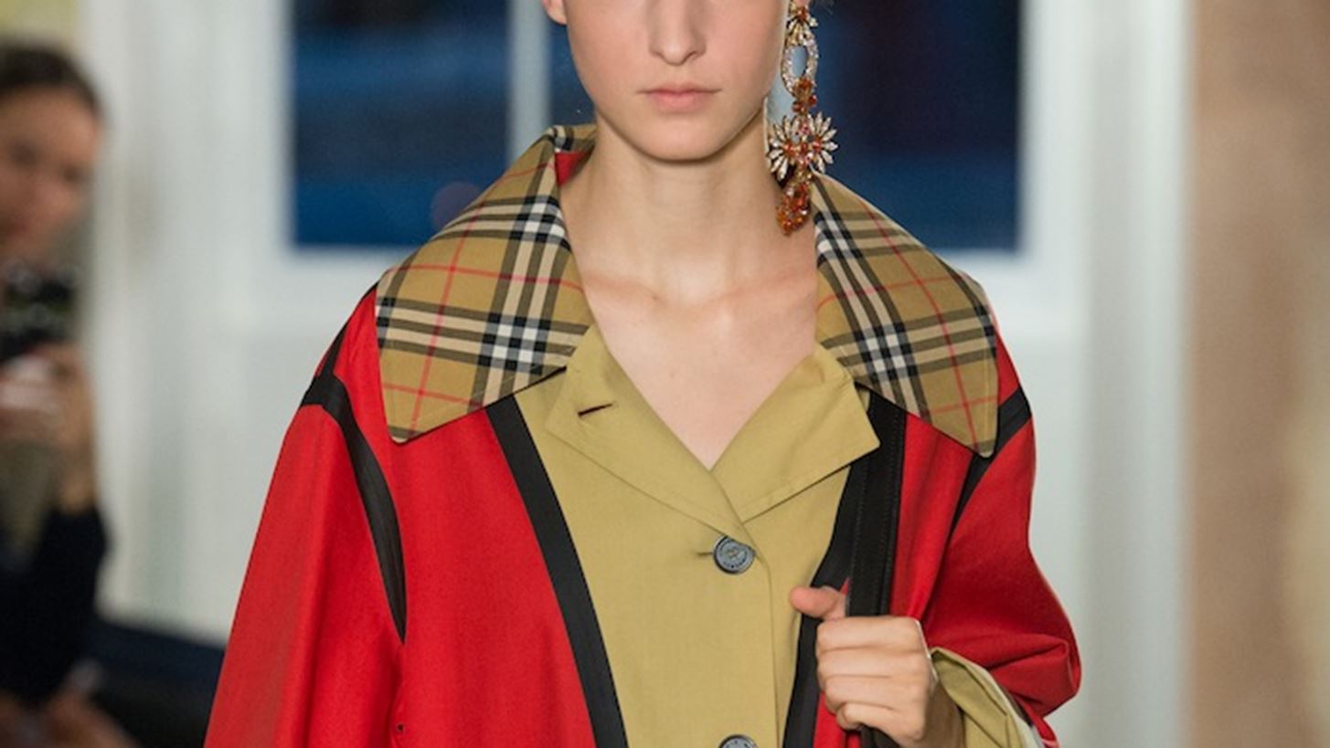 O &#x3BF;&#x3AF;&#x3BA;&#x3BF;&#x3C2; Burberry &#x3BC;&#x3B5;&#x3C4;&#x3B1;&#x3C4;&#x3C1;&#x3AD;&#x3C0;&#x3B5;&#x3C4;&#x3B1;&#x3B9; &#x3C3;&#x3B5; &#x3AD;&#x3BD;&#x3B1; &#x3C5;&#x3C0;&#x3B5;&#x3C1;&#x3C0;&#x3BF;&#x3BB;&#x3C5;&#x3C4;&#x3B5;&#x3BB;&#x3AD;&#x3C2; brand