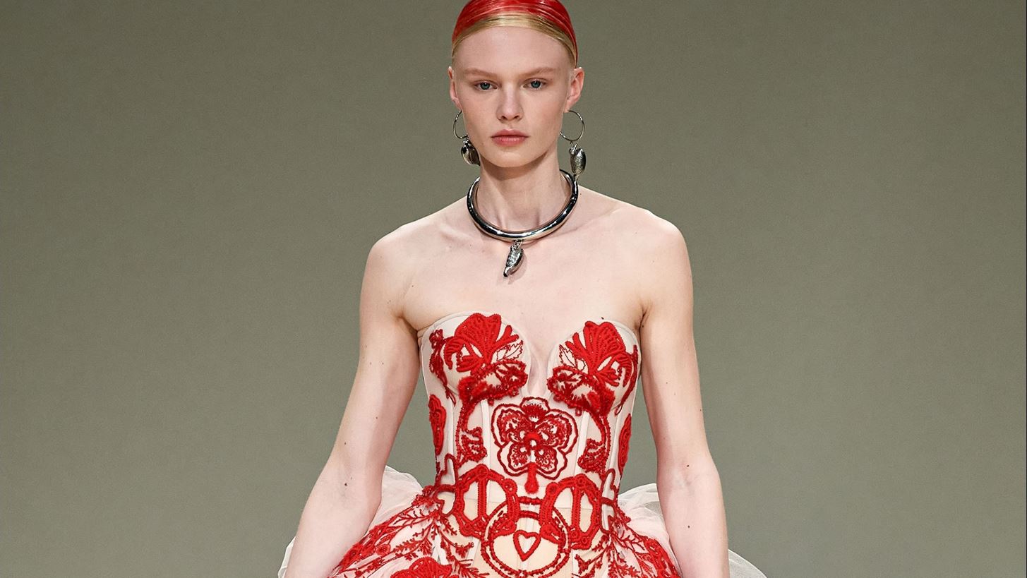 &#x397; Sarah Burton &#x3B1;&#x3C6;&#x3B9;&#x3AD;&#x3C1;&#x3C9;&#x3C3;&#x3B5; &#x3C4;&#x3B7; &#x3C3;&#x3C5;&#x3BB;&#x3BB;&#x3BF;&#x3B3;&#x3AE; &#x3C4;&#x3B7;&#x3C2; &#x3C3;&#x3C4;&#x3B9;&#x3C2; &#x3B3;&#x3C5;&#x3BD;&#x3B1;&#x3AF;&#x3BA;&#x3B5;&#x3C2;