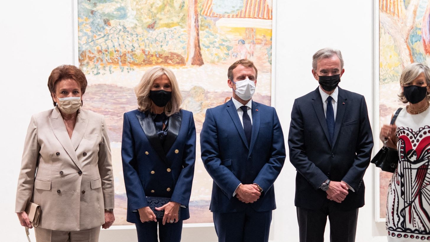 &#x397; Brigitte Macron &#x3C3;&#x3C4;&#x3B1; &#x3B5;&#x3B3;&#x3BA;&#x3B1;&#x3AF;&#x3BD;&#x3B9;&#x3B1; &#x3C4;&#x3B7;&#x3C2; &#x3AD;&#x3BA;&#x3B8;&#x3B5;&#x3C3;&#x3B7;&#x3C2; &#x27;&#x27;The Morozov Collection, Icons of Modern Art&#x27;&#x27; &#x3BC;&#x3B5; &#x3C4;&#x3BF; &#x3C0;&#x3B9;&#x3BF; &#x3BA;&#x3BF;&#x3BC;&#x3C8;&#x3CC; &#x3BA;&#x3BF;&#x3C3;&#x3C4;&#x3BF;&#x3CD;&#x3BC;&#x3B9;