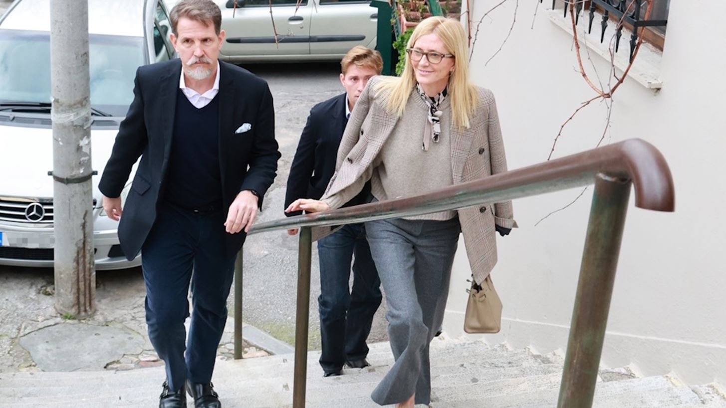 Κωνσταντίνος Ντε Γκρες & Madelyn Cline ανταλλάσσουν ένα καυτό φιλί και επιβεβαιώνουν τη σχέση τους