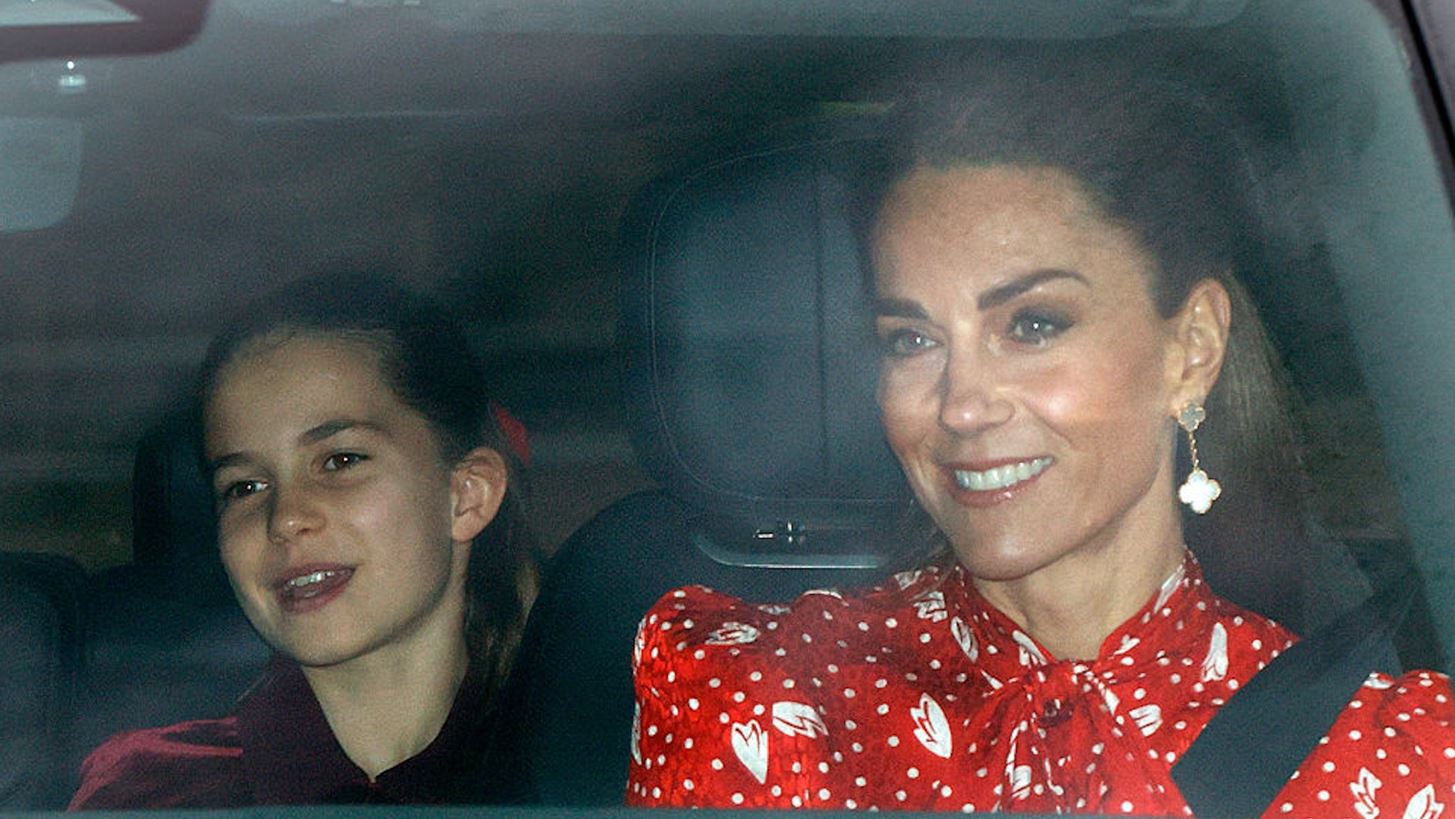 Η Kate Middleton έφερε πίσω το flamenco φόρεμα για το χριστουγεννιάτικο γεύμα στο Παλάτι του Μπάκιγχαμ
