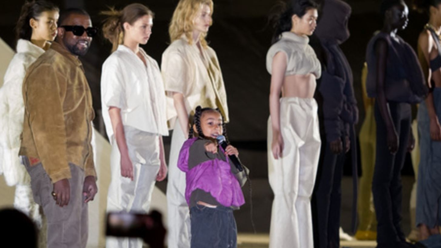 Yeezy Season 8 | O Kanye West &#x3B5;&#x3C0;&#x3AD;&#x3C3;&#x3C4;&#x3C1;&#x3B5;&#x3C8;&#x3B5; &#x3C3;&#x3C4;&#x3BF; &#x3A0;&#x3B1;&#x3C1;&#x3AF;&#x3C3;&#x3B9; &#x3BA;&#x3B1;&#x3B9; &#x3B7; North &#x3AE;&#x3C4;&#x3B1;&#x3BD; &#x3C4;&#x3BF; highlight &#x3C4;&#x3BF;&#x3C5; show