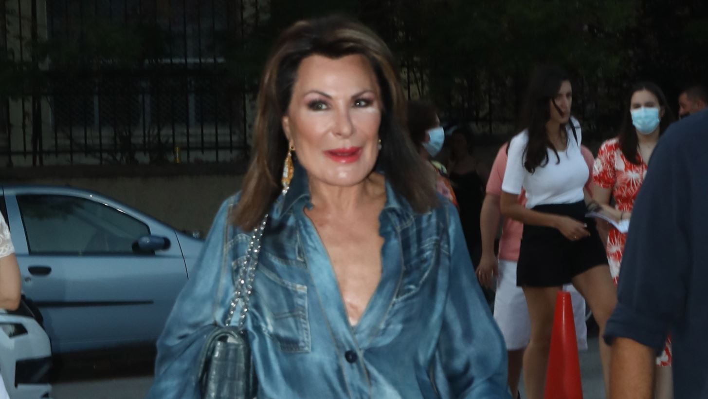 &#x3A4;&#x3BF; total denim look &#x3C4;&#x3B7;&#x3C2; &#x393;&#x3B9;&#x3AC;&#x3BD;&#x3BD;&#x3B1;&#x3C2; &#x391;&#x3B3;&#x3B3;&#x3B5;&#x3BB;&#x3BF;&#x3C0;&#x3BF;&#x3CD;&#x3BB;&#x3BF;&#x3C5; &#x3C3;&#x3C4;&#x3BF; &#x3B8;&#x3AD;&#x3B1;&#x3C4;&#x3C1;&#x3BF; &#x386;&#x3BB;&#x3C3;&#x3BF;&#x3C2;